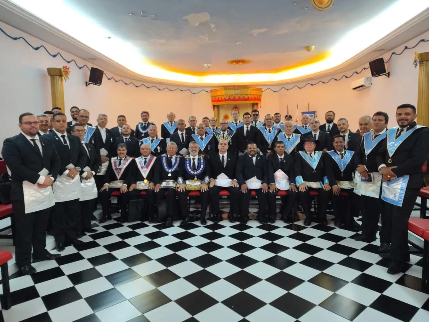 Registro fotográfico: PARTICIPAÇÃO DO GRÃO-MESTRE DO GOB/RN NA SESSÃO MAGNA DE INICIAÇÃO REALIZADA PELA LOJA MAÇÔNICA JOÃO CECÍLIO DA COSTA N° 2.116, ORIENTE DE NATAL/RN.