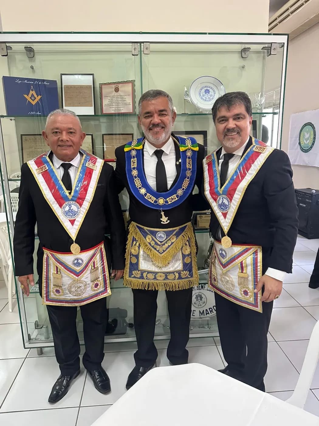 Registro fotográfico: PARTICIPAÇÃO DO GRÃO-MESTRE DO GOB/RN NA SESSÃO MAGNA DE INICIAÇÃO REALIZADA PELA LOJA MAÇÔNICA JOÃO CECÍLIO DA COSTA N° 2.116, ORIENTE DE NATAL/RN.