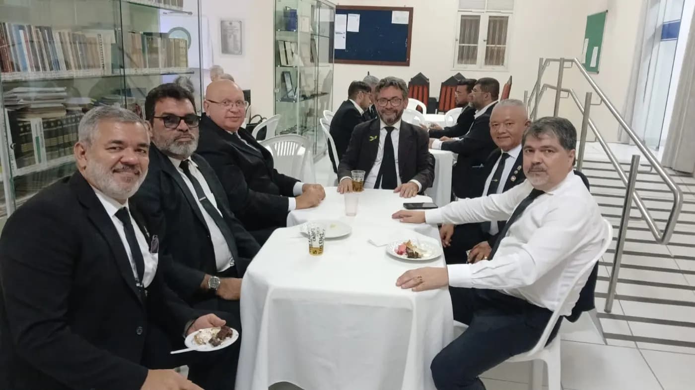 Registro fotográfico: PARTICIPAÇÃO DO GRÃO-MESTRE DO GOB/RN NA SESSÃO MAGNA DE INICIAÇÃO REALIZADA PELA LOJA MAÇÔNICA JOÃO CECÍLIO DA COSTA N° 2.116, ORIENTE DE NATAL/RN.