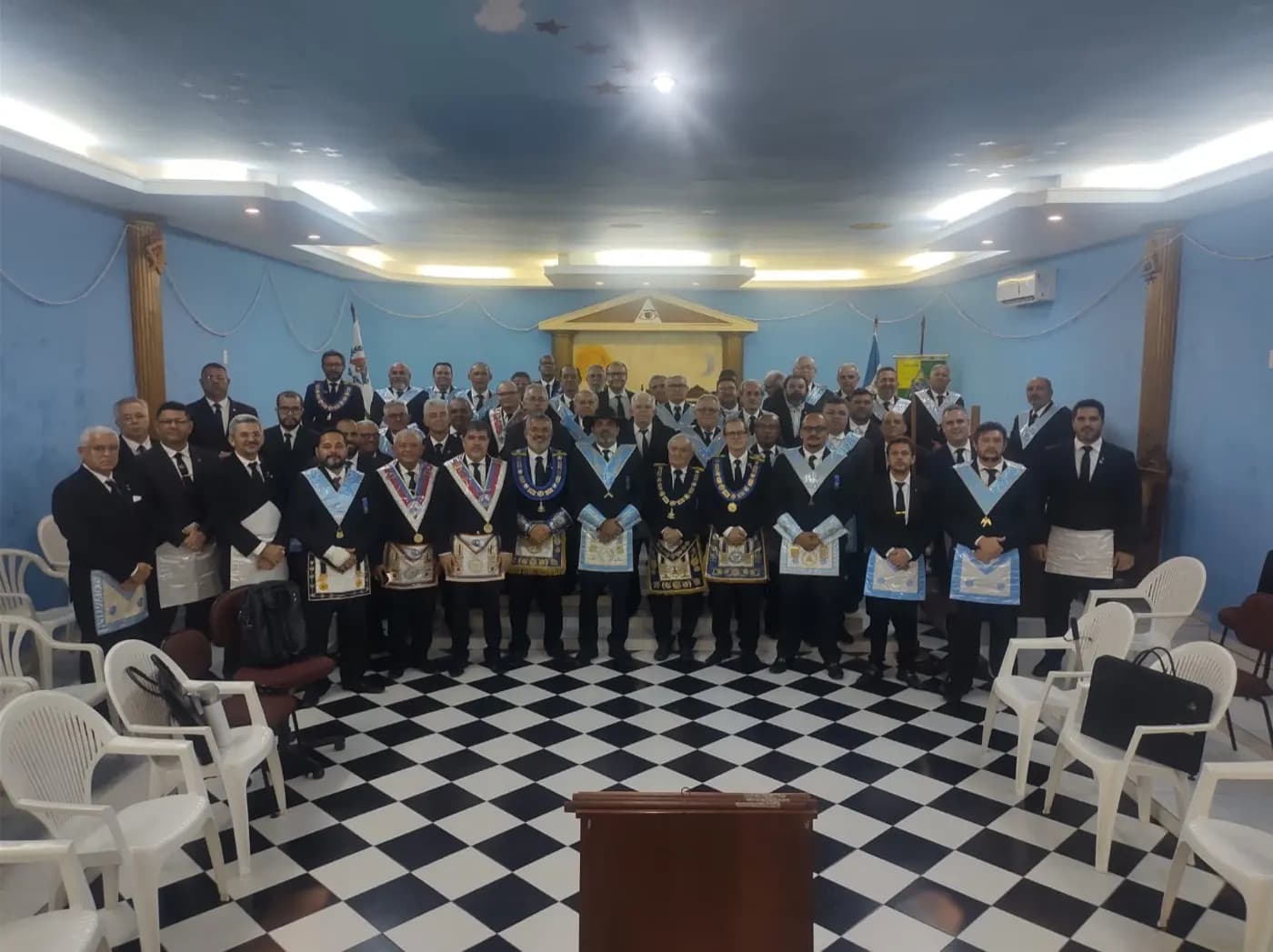 Registro fotográfico: SESSÃO MAGNA DE REASSUNÇÃO E POSSE DE VENERÁVEL MESTRE E POSSE DA NOVA DIRETORIA DA LOJA MAÇÔNICA MONTEIRO LOBATO Nº 4162, ORIENTE DE PARNAMIRIM-RN, ELEITOS PARA O BIÊNIO 2025/2027.