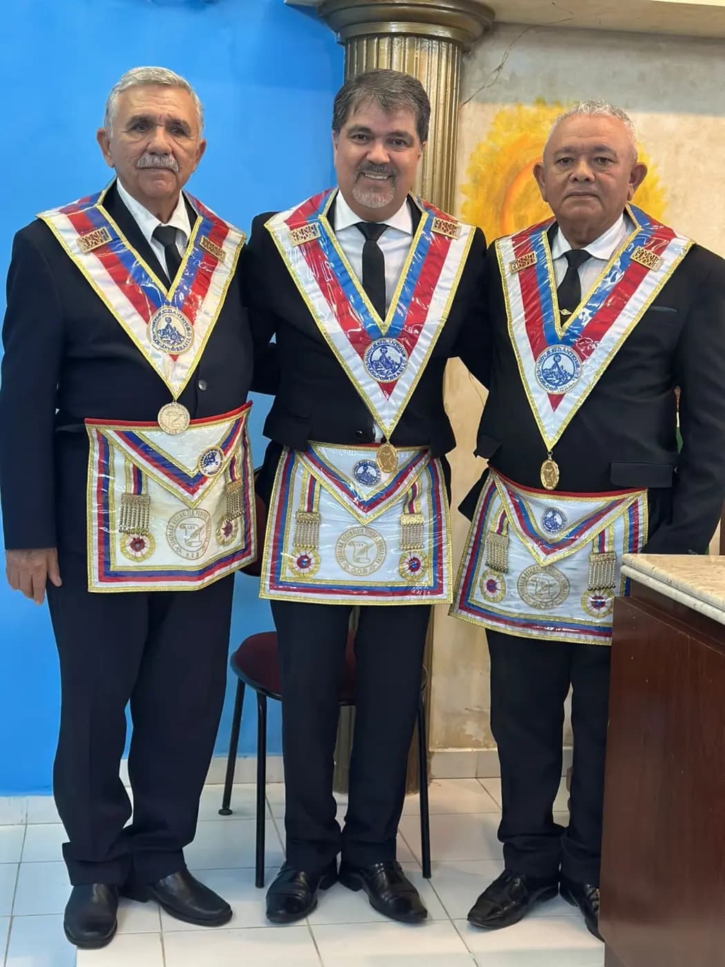 Registro fotográfico: SESSÃO MAGNA DE REASSUNÇÃO E POSSE DE VENERÁVEL MESTRE E POSSE DA NOVA DIRETORIA DA LOJA MAÇÔNICA MONTEIRO LOBATO Nº 4162, ORIENTE DE PARNAMIRIM-RN, ELEITOS PARA O BIÊNIO 2025/2027.