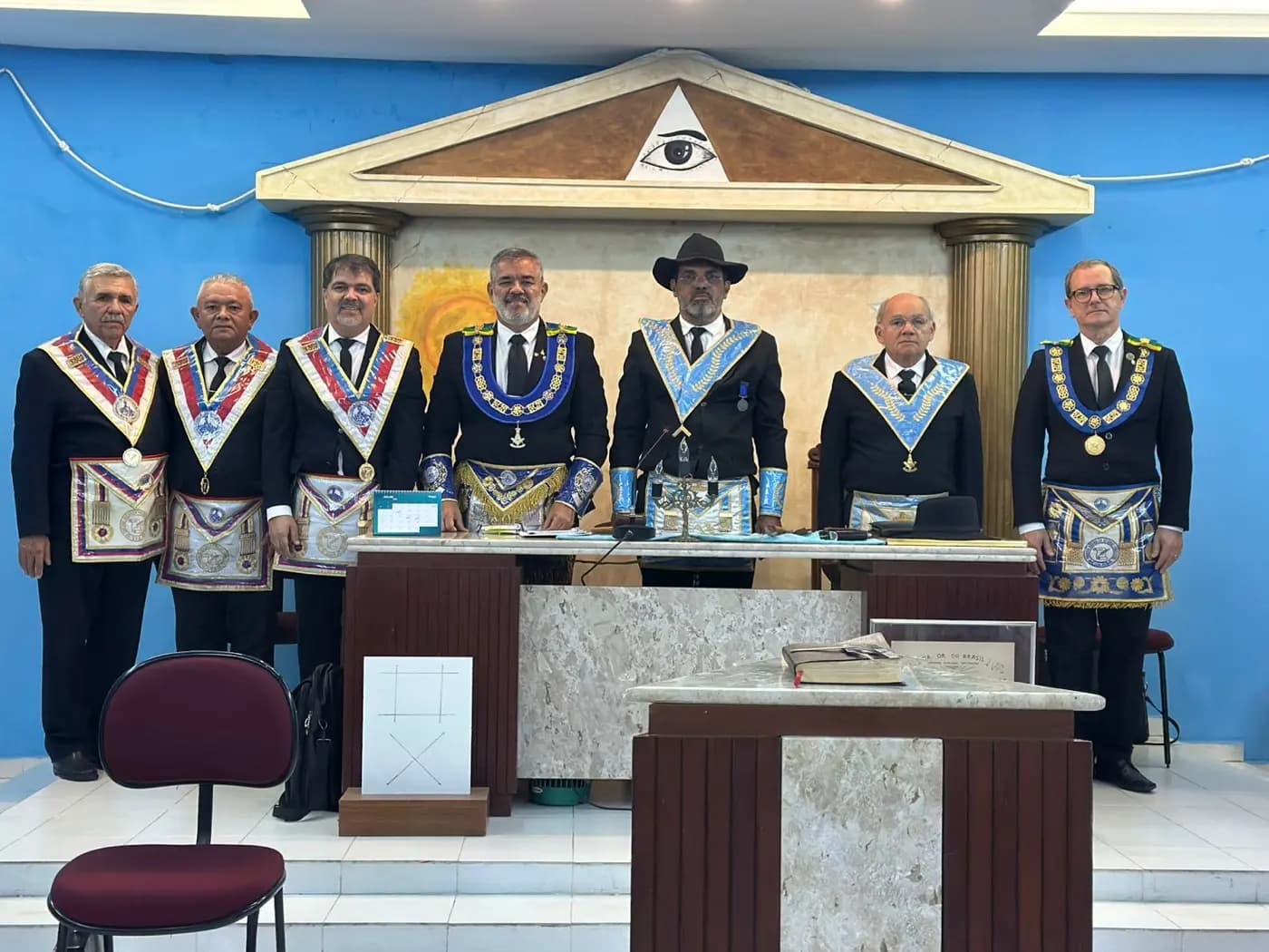 Registro fotográfico: SESSÃO MAGNA DE REASSUNÇÃO E POSSE DE VENERÁVEL MESTRE E POSSE DA NOVA DIRETORIA DA LOJA MAÇÔNICA MONTEIRO LOBATO Nº 4162, ORIENTE DE PARNAMIRIM-RN, ELEITOS PARA O BIÊNIO 2025/2027.