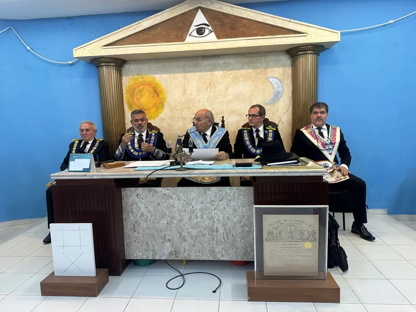 Registro fotográfico: SESSÃO MAGNA DE REASSUNÇÃO E POSSE DE VENERÁVEL MESTRE E POSSE DA NOVA DIRETORIA DA LOJA MAÇÔNICA MONTEIRO LOBATO Nº 4162, ORIENTE DE PARNAMIRIM-RN, ELEITOS PARA O BIÊNIO 2025/2027.