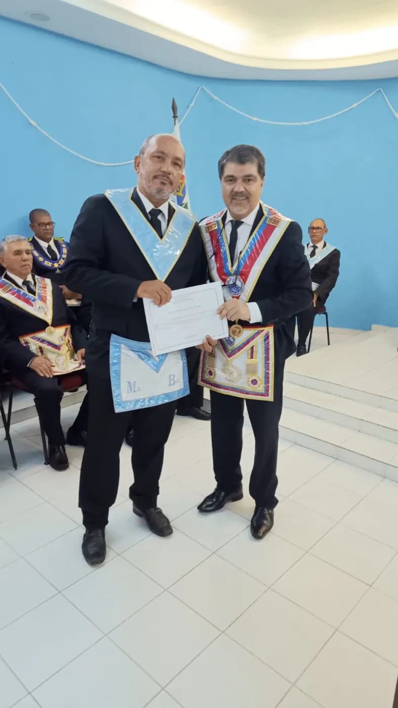 Registro fotográfico: SESSÃO MAGNA DE REASSUNÇÃO E POSSE DE VENERÁVEL MESTRE E POSSE DA NOVA DIRETORIA DA LOJA MAÇÔNICA MONTEIRO LOBATO Nº 4162, ORIENTE DE PARNAMIRIM-RN, ELEITOS PARA O BIÊNIO 2025/2027.