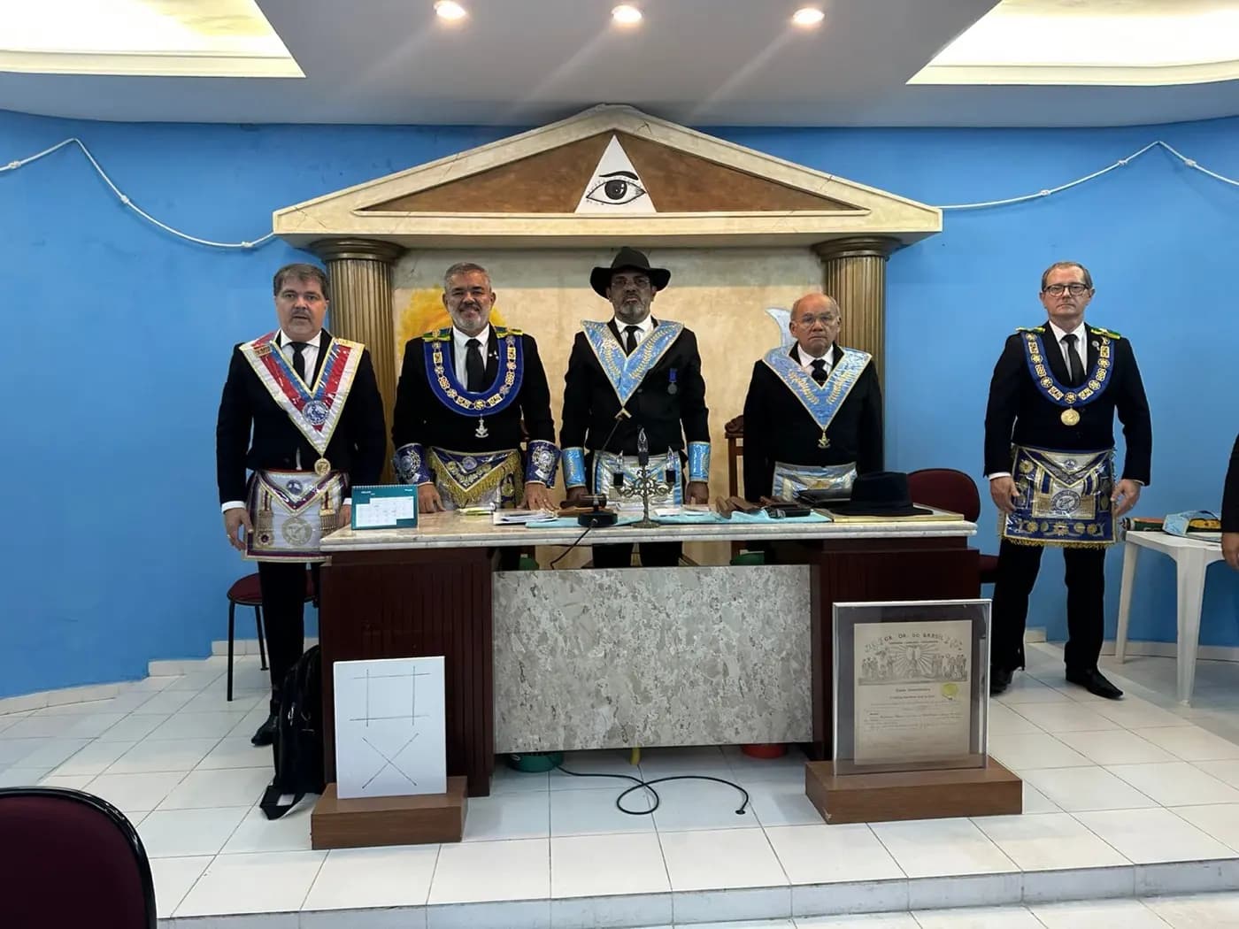 Registro fotográfico: SESSÃO MAGNA DE REASSUNÇÃO E POSSE DE VENERÁVEL MESTRE E POSSE DA NOVA DIRETORIA DA LOJA MAÇÔNICA MONTEIRO LOBATO Nº 4162, ORIENTE DE PARNAMIRIM-RN, ELEITOS PARA O BIÊNIO 2025/2027.