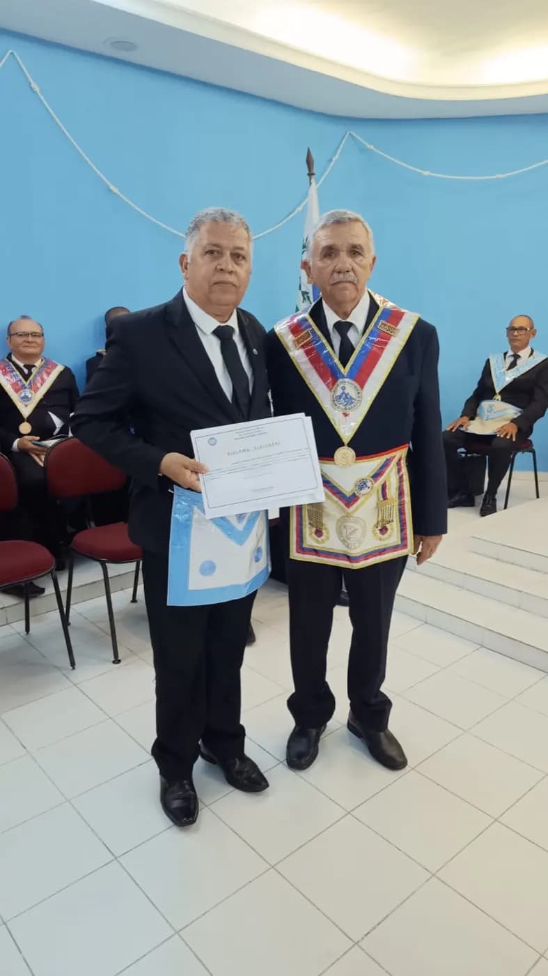 Registro fotográfico: SESSÃO MAGNA DE REASSUNÇÃO E POSSE DE VENERÁVEL MESTRE E POSSE DA NOVA DIRETORIA DA LOJA MAÇÔNICA MONTEIRO LOBATO Nº 4162, ORIENTE DE PARNAMIRIM-RN, ELEITOS PARA O BIÊNIO 2025/2027.