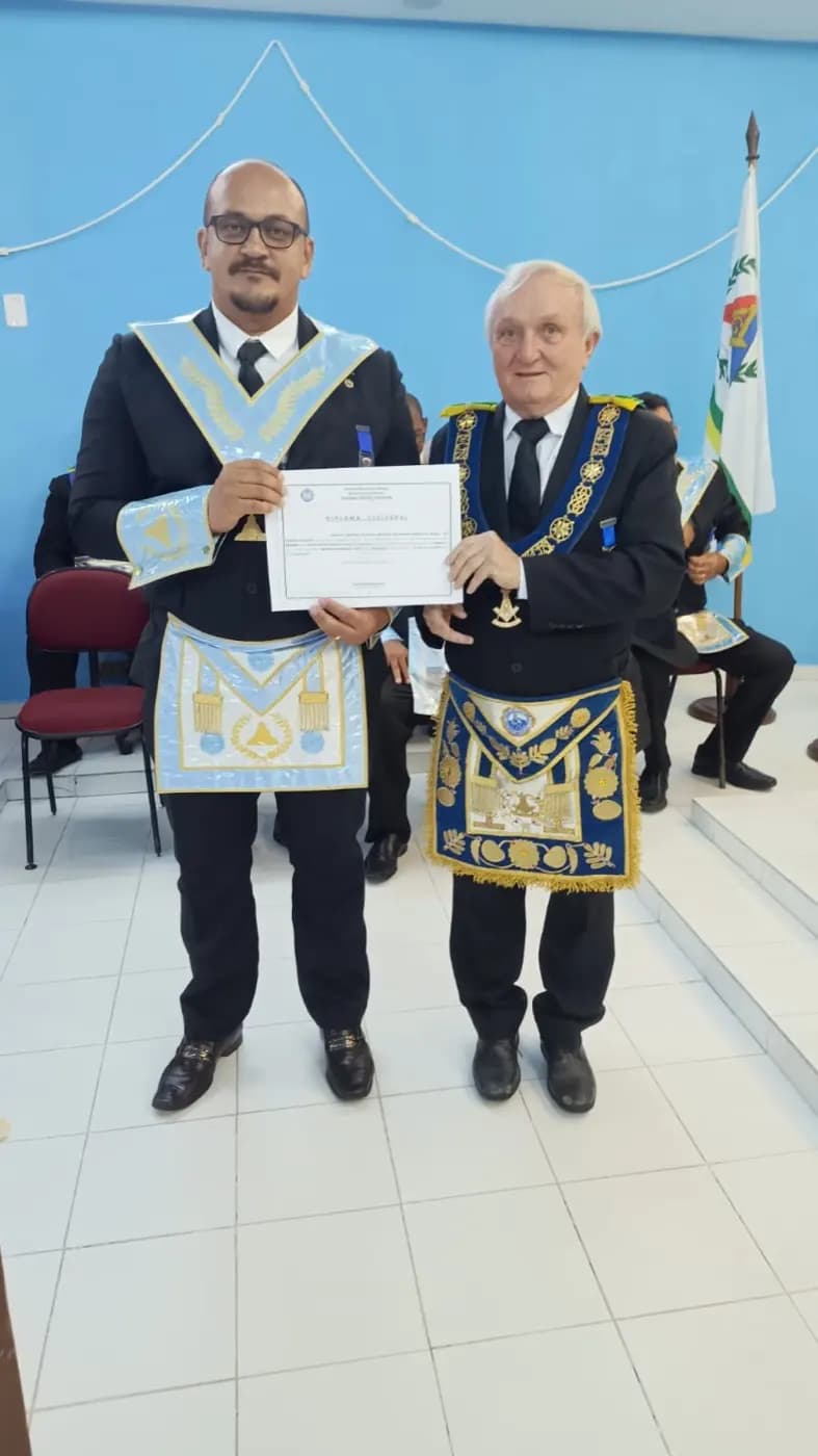 Registro fotográfico: SESSÃO MAGNA DE REASSUNÇÃO E POSSE DE VENERÁVEL MESTRE E POSSE DA NOVA DIRETORIA DA LOJA MAÇÔNICA MONTEIRO LOBATO Nº 4162, ORIENTE DE PARNAMIRIM-RN, ELEITOS PARA O BIÊNIO 2025/2027.