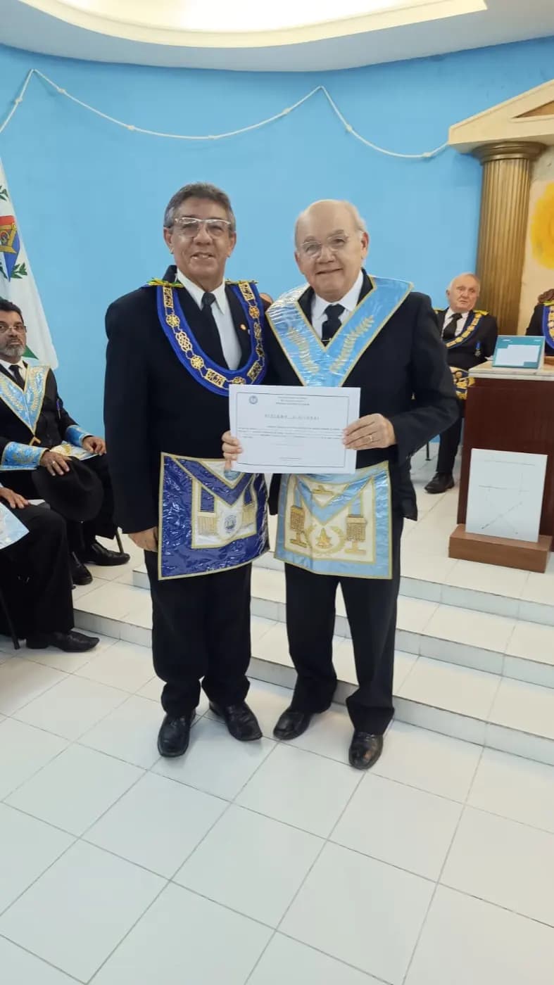 Registro fotográfico: SESSÃO MAGNA DE REASSUNÇÃO E POSSE DE VENERÁVEL MESTRE E POSSE DA NOVA DIRETORIA DA LOJA MAÇÔNICA MONTEIRO LOBATO Nº 4162, ORIENTE DE PARNAMIRIM-RN, ELEITOS PARA O BIÊNIO 2025/2027.