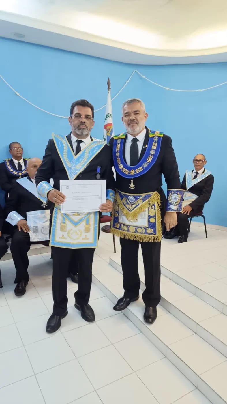 Registro fotográfico: SESSÃO MAGNA DE REASSUNÇÃO E POSSE DE VENERÁVEL MESTRE E POSSE DA NOVA DIRETORIA DA LOJA MAÇÔNICA MONTEIRO LOBATO Nº 4162, ORIENTE DE PARNAMIRIM-RN, ELEITOS PARA O BIÊNIO 2025/2027.