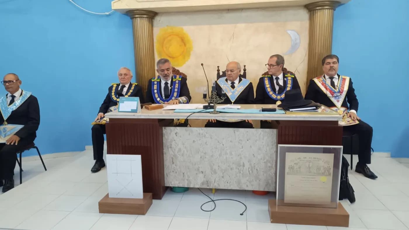 Registro fotográfico: SESSÃO MAGNA DE REASSUNÇÃO E POSSE DE VENERÁVEL MESTRE E POSSE DA NOVA DIRETORIA DA LOJA MAÇÔNICA MONTEIRO LOBATO Nº 4162, ORIENTE DE PARNAMIRIM-RN, ELEITOS PARA O BIÊNIO 2025/2027.