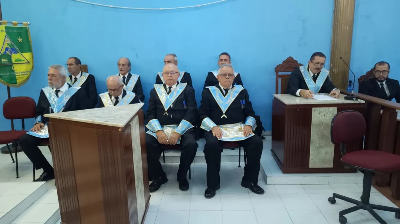 Registro fotográfico: SESSÃO MAGNA DE REASSUNÇÃO E POSSE DE VENERÁVEL MESTRE E POSSE DA NOVA DIRETORIA DA LOJA MAÇÔNICA MONTEIRO LOBATO Nº 4162, ORIENTE DE PARNAMIRIM-RN, ELEITOS PARA O BIÊNIO 2025/2027.
