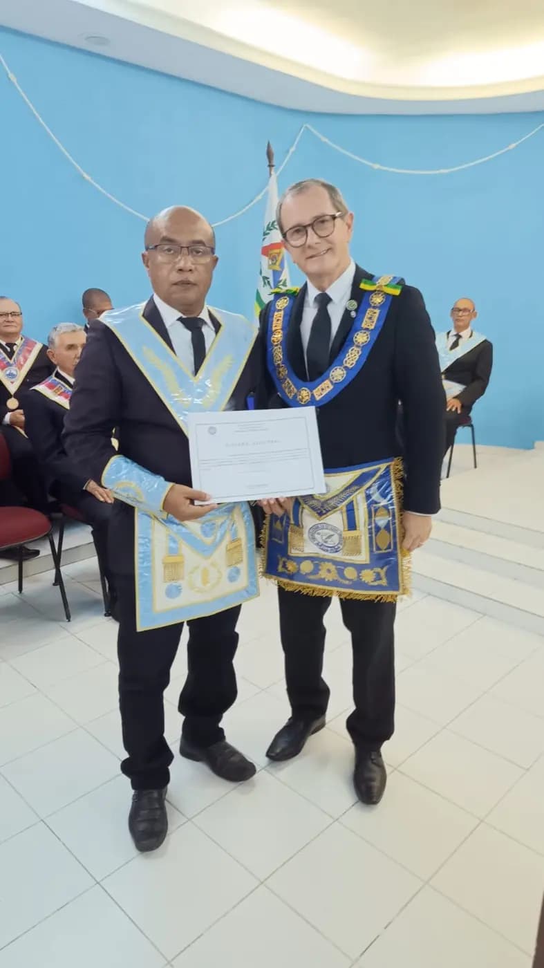 Registro fotográfico: SESSÃO MAGNA DE REASSUNÇÃO E POSSE DE VENERÁVEL MESTRE E POSSE DA NOVA DIRETORIA DA LOJA MAÇÔNICA MONTEIRO LOBATO Nº 4162, ORIENTE DE PARNAMIRIM-RN, ELEITOS PARA O BIÊNIO 2025/2027.
