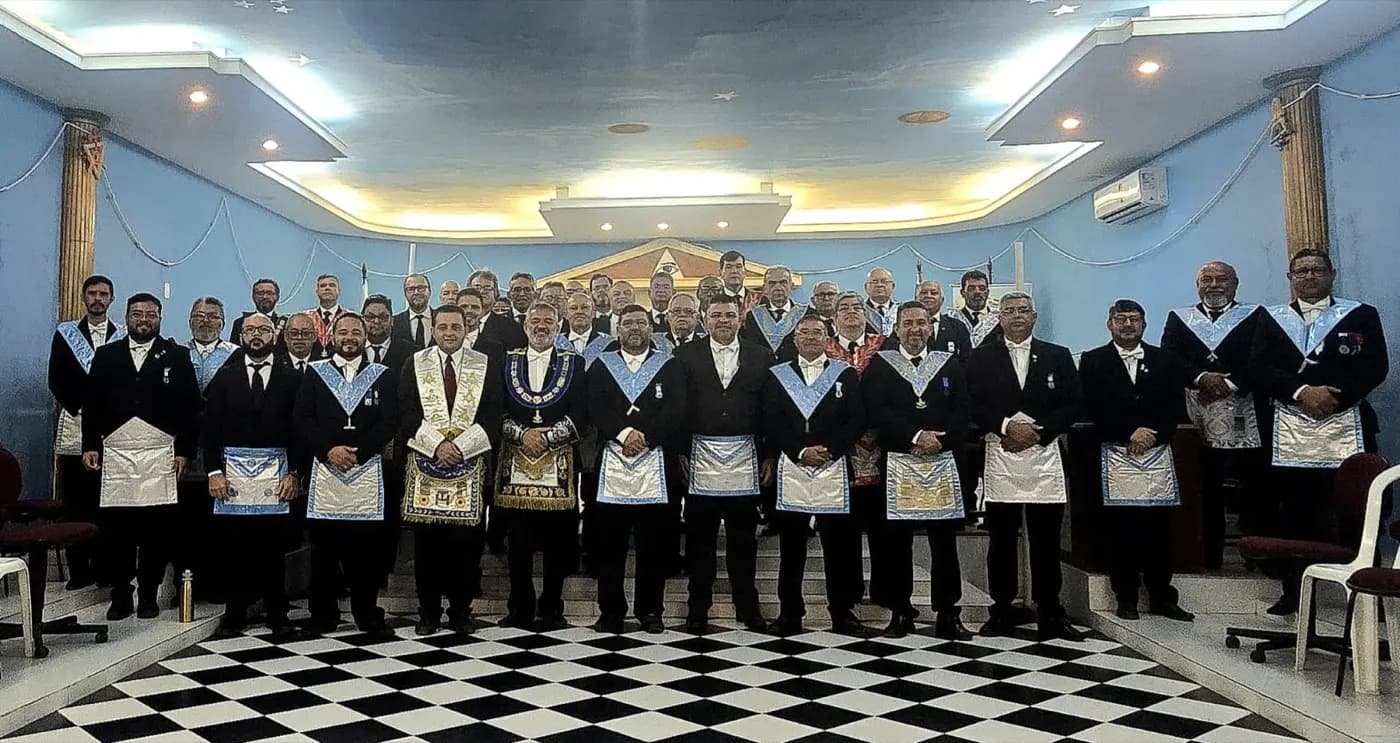 Registro fotográfico: SESSÃO MAGNA DE INSTALAÇÃO E POSSE DE VENERÁVEL MESTRE E POSSE DA NOVA DIRETORIA DA LOJA MAÇÔNICA UNIVERSITÁRIA ESTRELA NATALENSE Nº 4.122, RITO SCHRÖDER, ORIENTE DE PARNAMIRIM-RN, ELEITOS PARA O BIÊNIO 2025/2027.