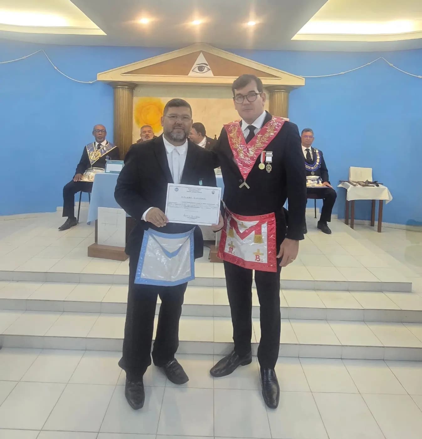 Registro fotográfico: SESSÃO MAGNA DE INSTALAÇÃO E POSSE DE VENERÁVEL MESTRE E POSSE DA NOVA DIRETORIA DA LOJA MAÇÔNICA UNIVERSITÁRIA ESTRELA NATALENSE Nº 4.122, RITO SCHRÖDER, ORIENTE DE PARNAMIRIM-RN, ELEITOS PARA O BIÊNIO 2025/2027.