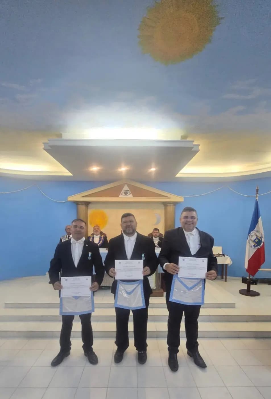 Registro fotográfico: SESSÃO MAGNA DE INSTALAÇÃO E POSSE DE VENERÁVEL MESTRE E POSSE DA NOVA DIRETORIA DA LOJA MAÇÔNICA UNIVERSITÁRIA ESTRELA NATALENSE Nº 4.122, RITO SCHRÖDER, ORIENTE DE PARNAMIRIM-RN, ELEITOS PARA O BIÊNIO 2025/2027.