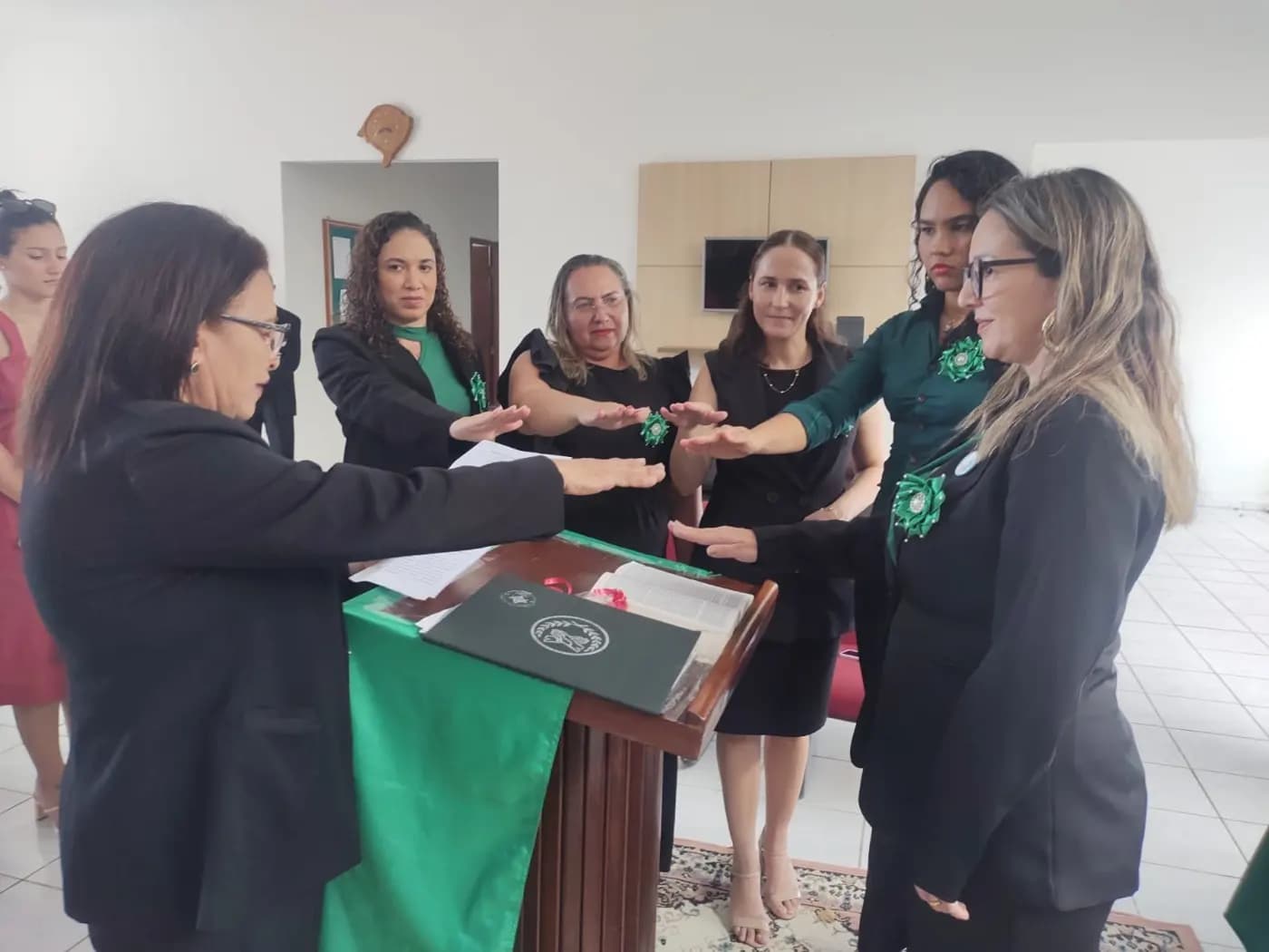 Registro fotográfico: SESSÃO MAGNA DE INSTALAÇÃO E POSSE DE VENERÁVEL MESTRE E POSSE DA NOVA DIRETORIA DA LOJA MAÇÔNICA UNIVERSITÁRIA ESTRELA NATALENSE Nº 4.122, RITO SCHRÖDER, ORIENTE DE PARNAMIRIM-RN, ELEITOS PARA O BIÊNIO 2025/2027.