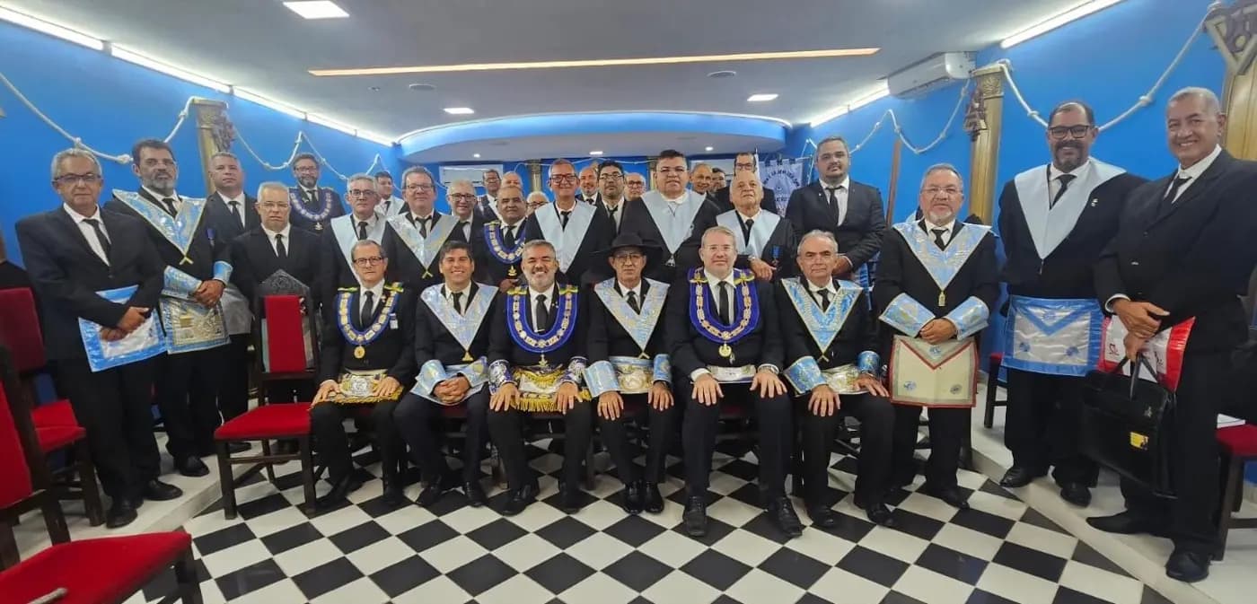 Registro fotográfico: SESSÃO MAGNA DE REASSUNÇÃO E POSSE DE VENERÁVEL MESTRE E POSSE DA NOVA DIRETORIA DA LOJA MAÇÔNICA EVOLUÇÃO SEGUNDA N° 852, ORIENTE DE NATAL/RN, ELEITOS PARA O BIÊNIO 2025/2027.