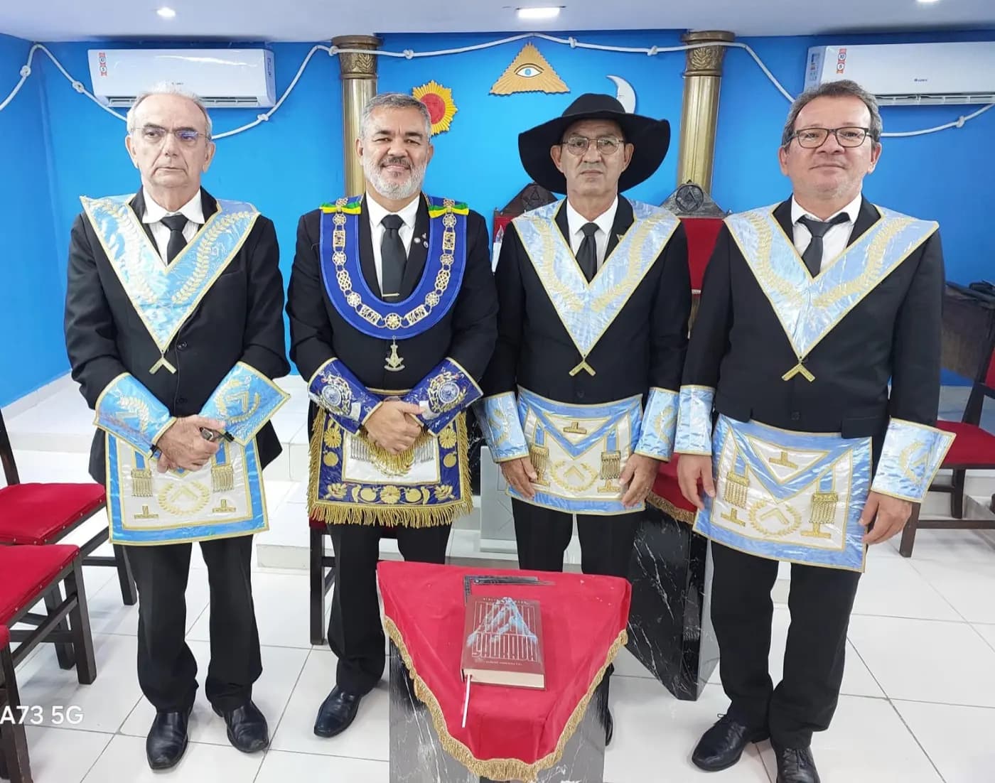 Registro fotográfico: SESSÃO MAGNA DE REASSUNÇÃO E POSSE DE VENERÁVEL MESTRE E POSSE DA NOVA DIRETORIA DA LOJA MAÇÔNICA EVOLUÇÃO SEGUNDA N° 852, ORIENTE DE NATAL/RN, ELEITOS PARA O BIÊNIO 2025/2027.