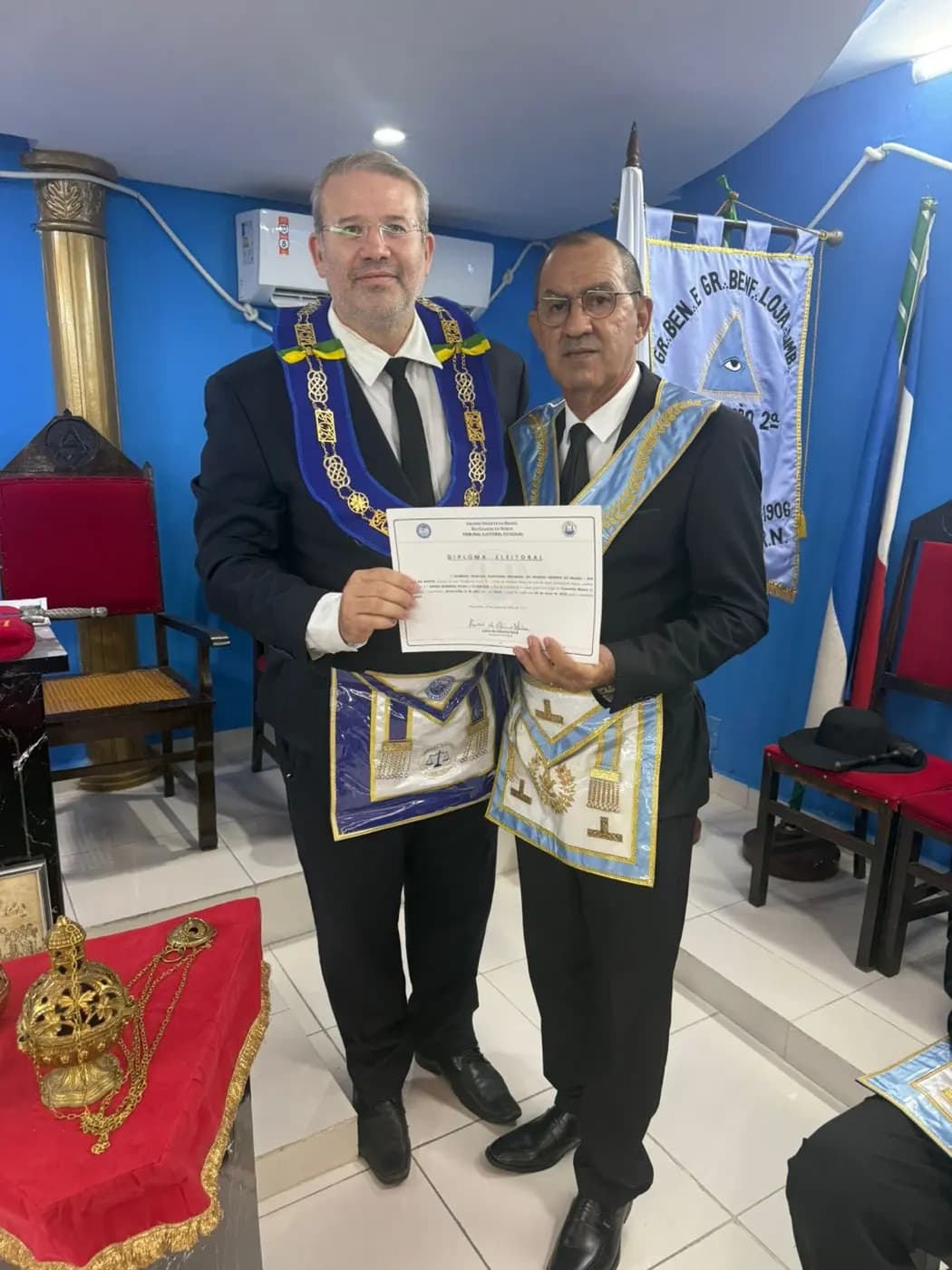 Registro fotográfico: SESSÃO MAGNA DE REASSUNÇÃO E POSSE DE VENERÁVEL MESTRE E POSSE DA NOVA DIRETORIA DA LOJA MAÇÔNICA EVOLUÇÃO SEGUNDA N° 852, ORIENTE DE NATAL/RN, ELEITOS PARA O BIÊNIO 2025/2027.