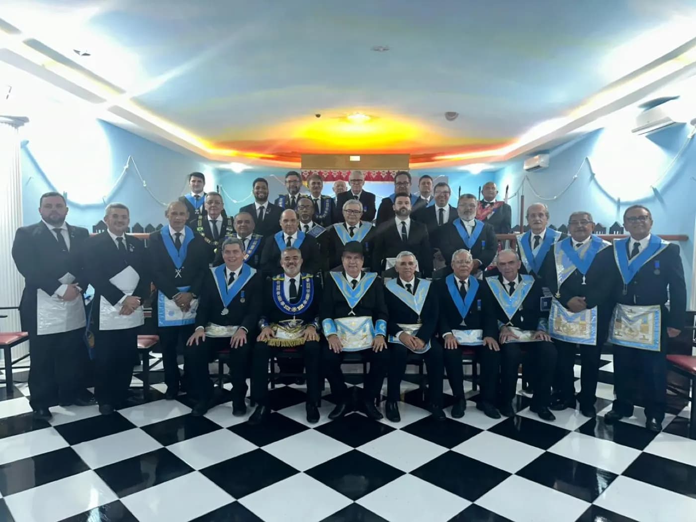 Registro fotográfico: SESSÃO MAGNA DE REASSUNÇÃO E POSSE DE VENERÁVEL MESTRE E POSSE DA NOVA DIRETORIA DA LOJA MAÇÔNICA 21 DE ABRIL N° 1.864, ORIENTE DE PARNAMIRIM/RN, ELEITOS PARA O BIÊNIO 2025/2027.
