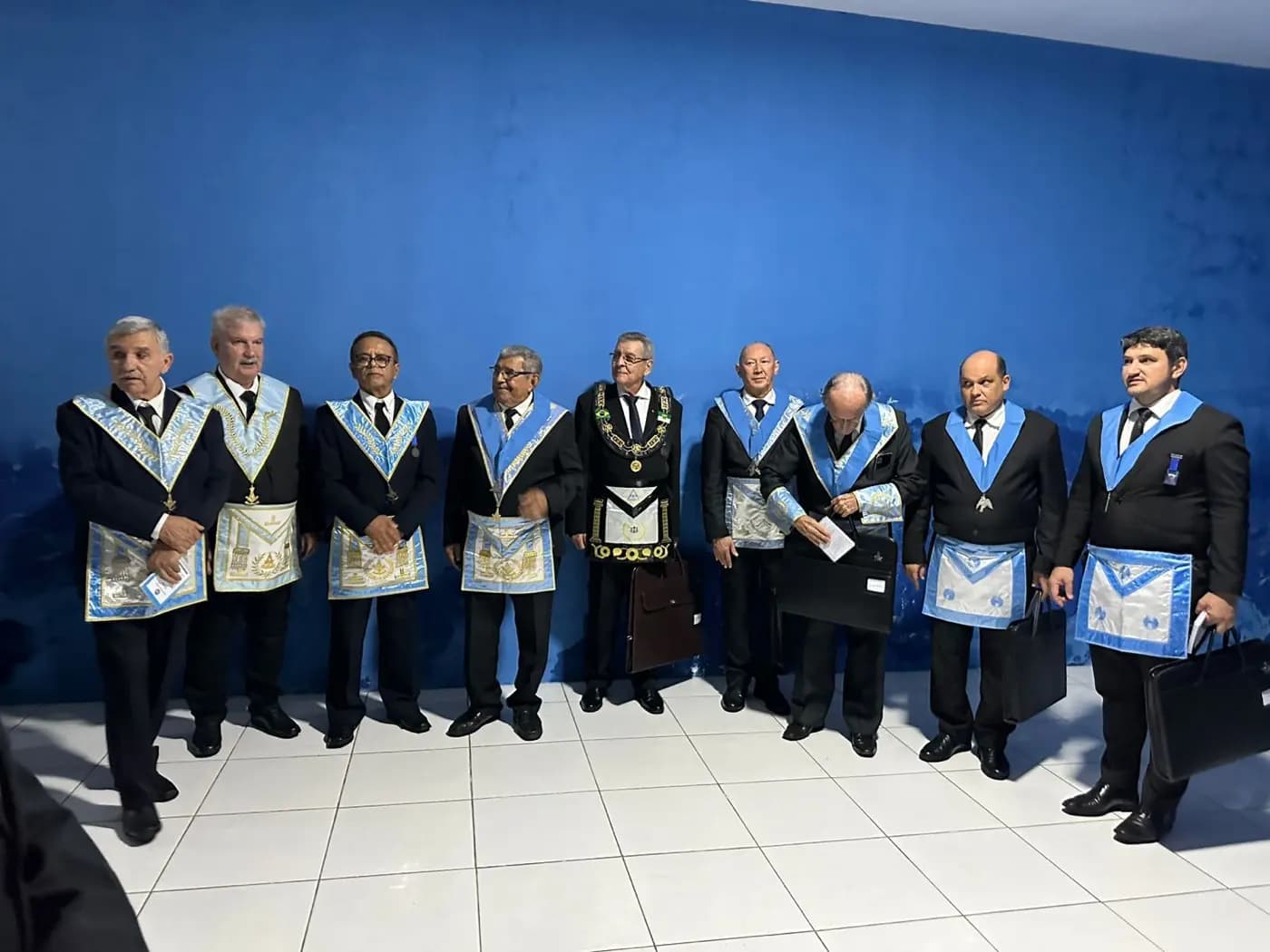 Registro fotográfico: SESSÃO MAGNA DE REASSUNÇÃO E POSSE DE VENERÁVEL MESTRE E POSSE DA NOVA DIRETORIA DA LOJA MAÇÔNICA 21 DE ABRIL N° 1.864, ORIENTE DE PARNAMIRIM/RN, ELEITOS PARA O BIÊNIO 2025/2027.