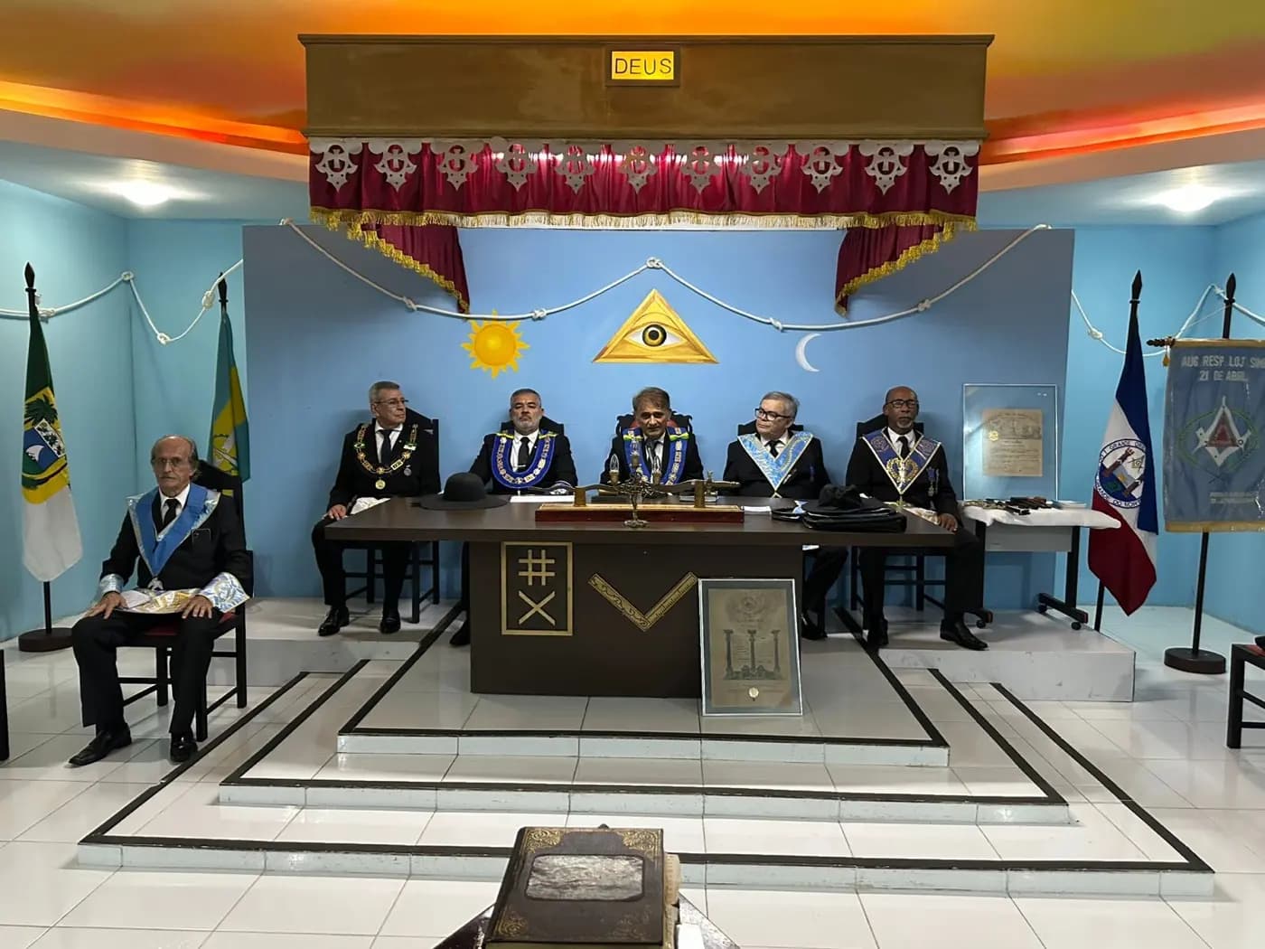 Registro fotográfico: SESSÃO MAGNA DE REASSUNÇÃO E POSSE DE VENERÁVEL MESTRE E POSSE DA NOVA DIRETORIA DA LOJA MAÇÔNICA 21 DE ABRIL N° 1.864, ORIENTE DE PARNAMIRIM/RN, ELEITOS PARA O BIÊNIO 2025/2027.