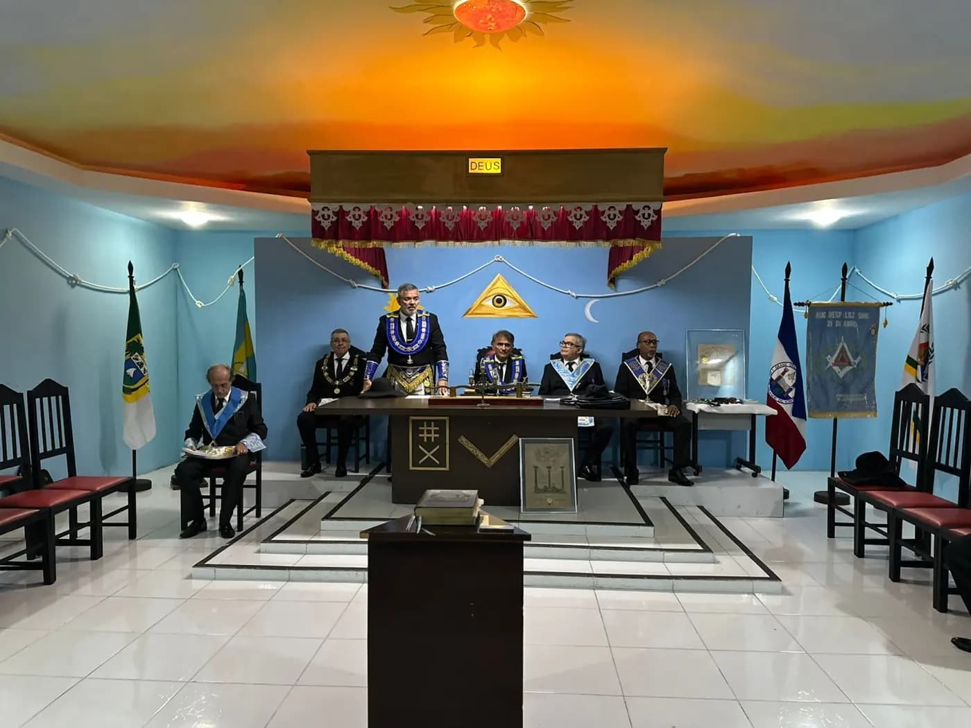 Registro fotográfico: SESSÃO MAGNA DE REASSUNÇÃO E POSSE DE VENERÁVEL MESTRE E POSSE DA NOVA DIRETORIA DA LOJA MAÇÔNICA 21 DE ABRIL N° 1.864, ORIENTE DE PARNAMIRIM/RN, ELEITOS PARA O BIÊNIO 2025/2027.