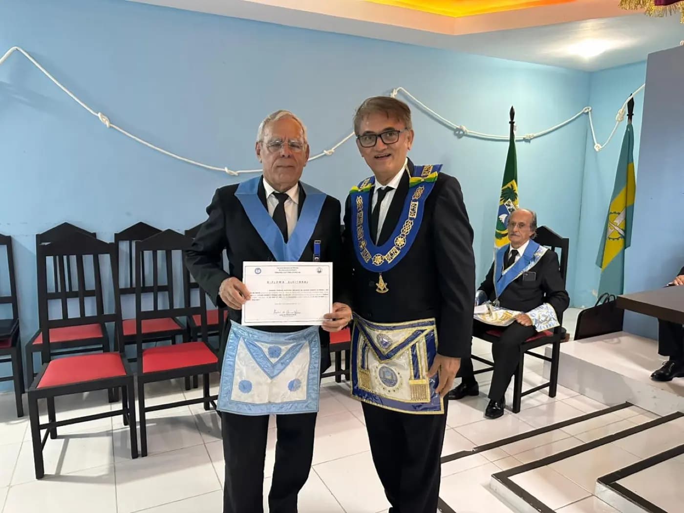 Registro fotográfico: SESSÃO MAGNA DE REASSUNÇÃO E POSSE DE VENERÁVEL MESTRE E POSSE DA NOVA DIRETORIA DA LOJA MAÇÔNICA 21 DE ABRIL N° 1.864, ORIENTE DE PARNAMIRIM/RN, ELEITOS PARA O BIÊNIO 2025/2027.