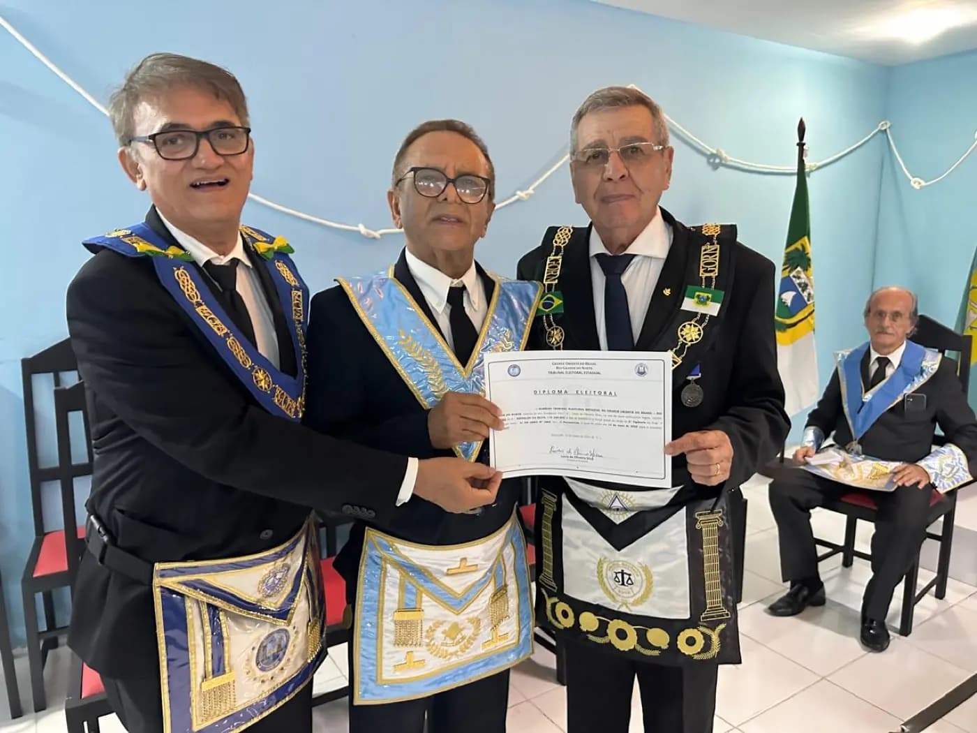 Registro fotográfico: SESSÃO MAGNA DE REASSUNÇÃO E POSSE DE VENERÁVEL MESTRE E POSSE DA NOVA DIRETORIA DA LOJA MAÇÔNICA 21 DE ABRIL N° 1.864, ORIENTE DE PARNAMIRIM/RN, ELEITOS PARA O BIÊNIO 2025/2027.