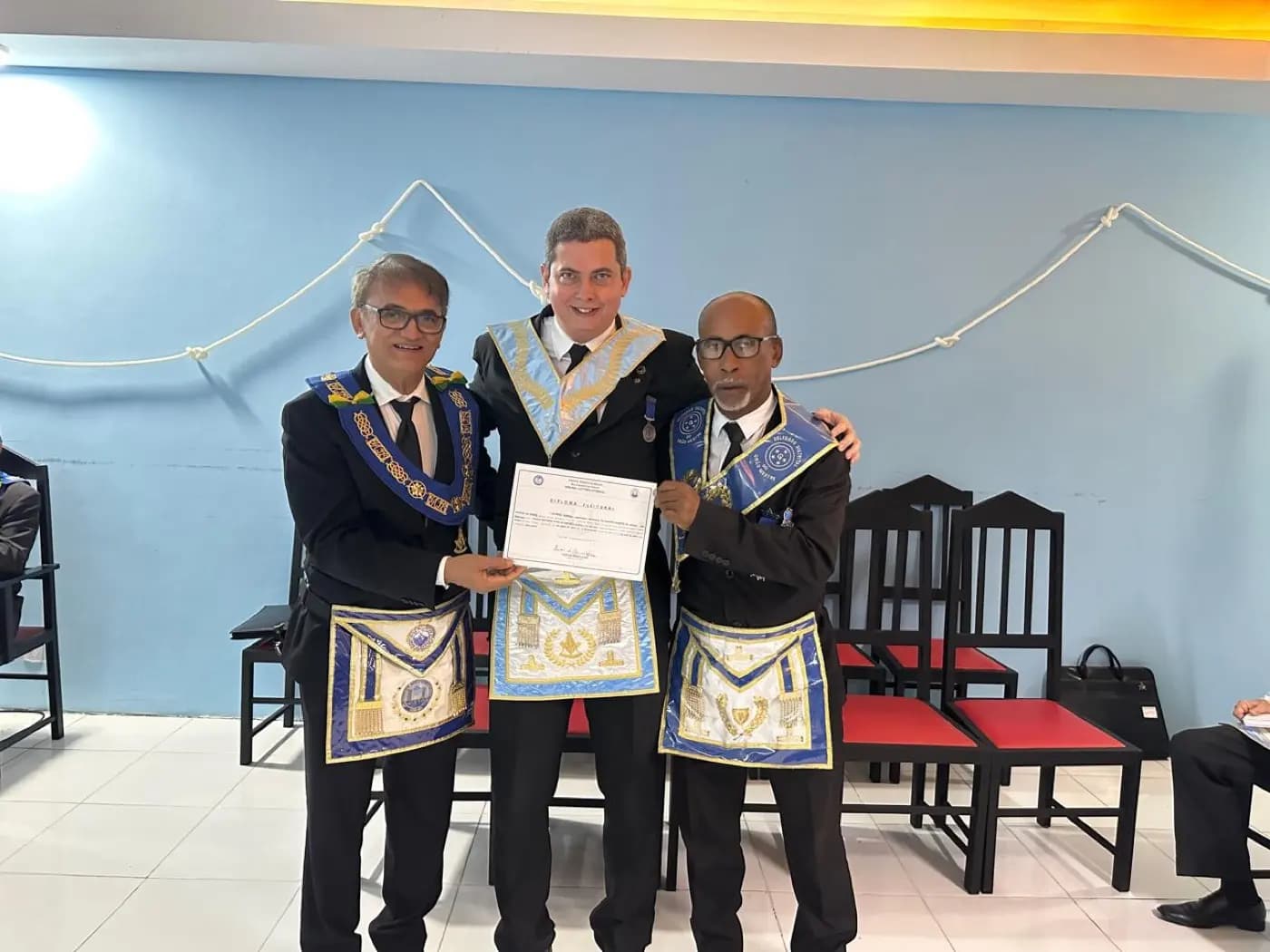 Registro fotográfico: SESSÃO MAGNA DE REASSUNÇÃO E POSSE DE VENERÁVEL MESTRE E POSSE DA NOVA DIRETORIA DA LOJA MAÇÔNICA 21 DE ABRIL N° 1.864, ORIENTE DE PARNAMIRIM/RN, ELEITOS PARA O BIÊNIO 2025/2027.