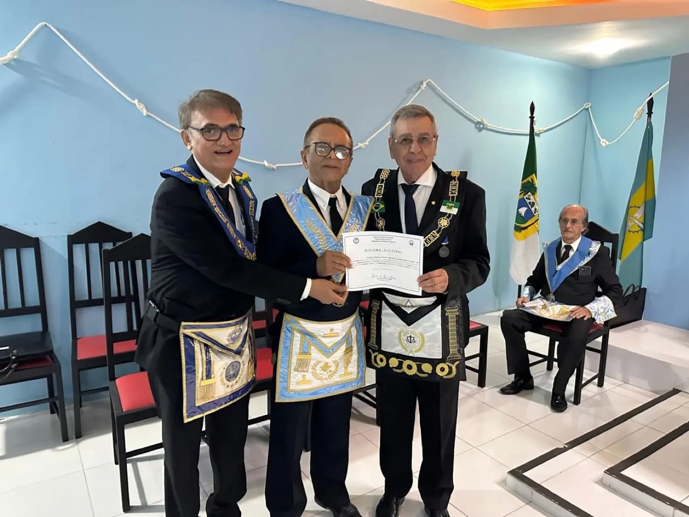 Registro fotográfico: SESSÃO MAGNA DE REASSUNÇÃO E POSSE DE VENERÁVEL MESTRE E POSSE DA NOVA DIRETORIA DA LOJA MAÇÔNICA 21 DE ABRIL N° 1.864, ORIENTE DE PARNAMIRIM/RN, ELEITOS PARA O BIÊNIO 2025/2027.