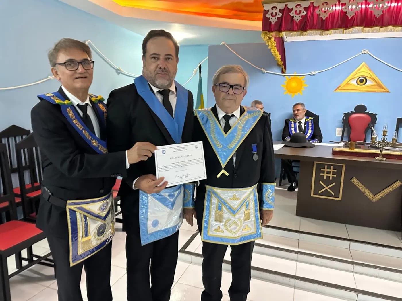 Registro fotográfico: SESSÃO MAGNA DE REASSUNÇÃO E POSSE DE VENERÁVEL MESTRE E POSSE DA NOVA DIRETORIA DA LOJA MAÇÔNICA 21 DE ABRIL N° 1.864, ORIENTE DE PARNAMIRIM/RN, ELEITOS PARA O BIÊNIO 2025/2027.