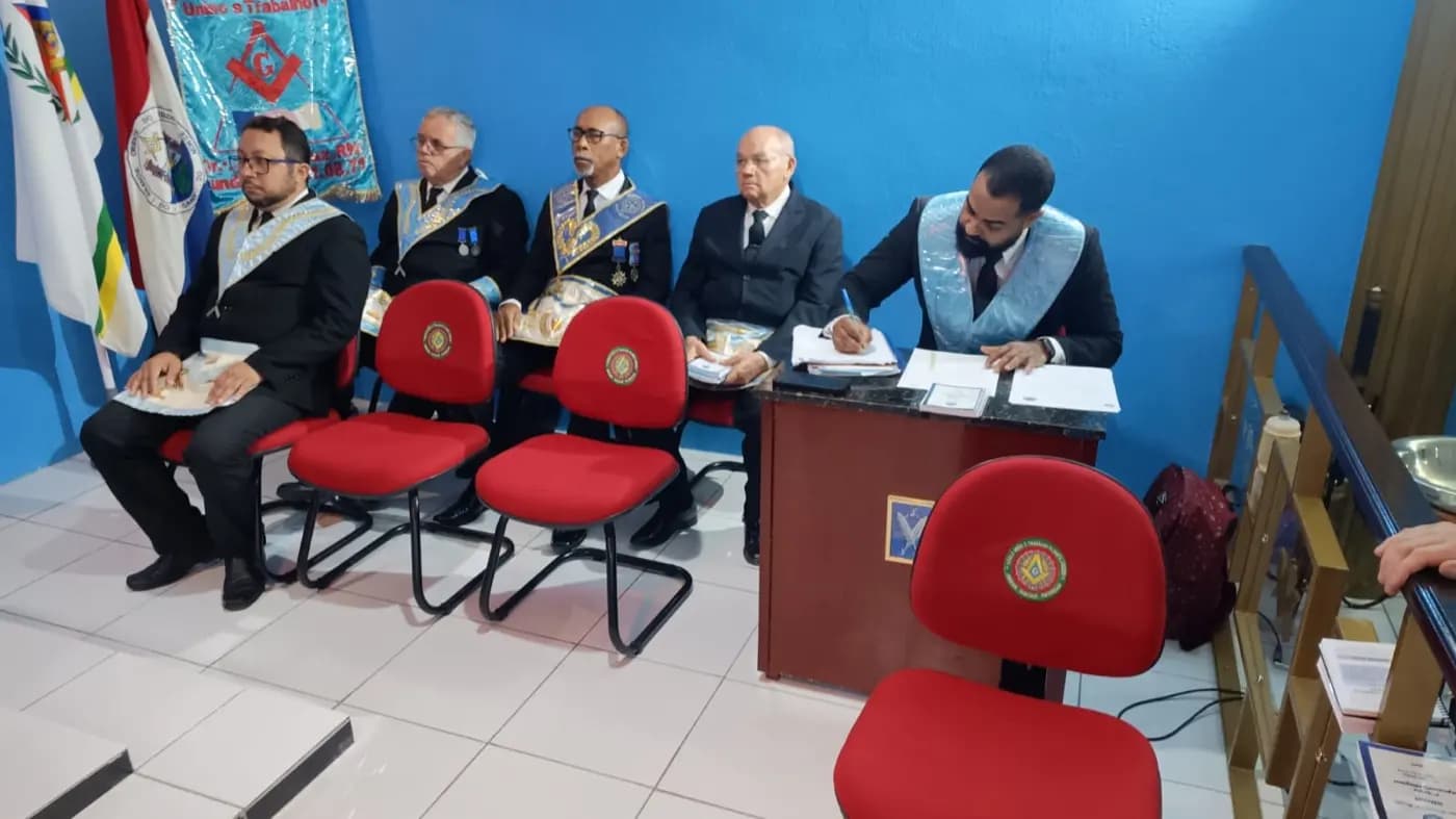 Registro fotográfico: SESSÃO MAGNA DE REASSUNÇÃO E POSSE DE VENERÁVEL MESTRE E POSSE DA NOVA DIRETORIA DA LOJA MAÇÔNICA UNIÃO E TRABALHO IV Nº 1.838, ORIENTE DE SANTA CRUZ/RN, ELEITOS PARA O BIÊNIO 2025/2027.