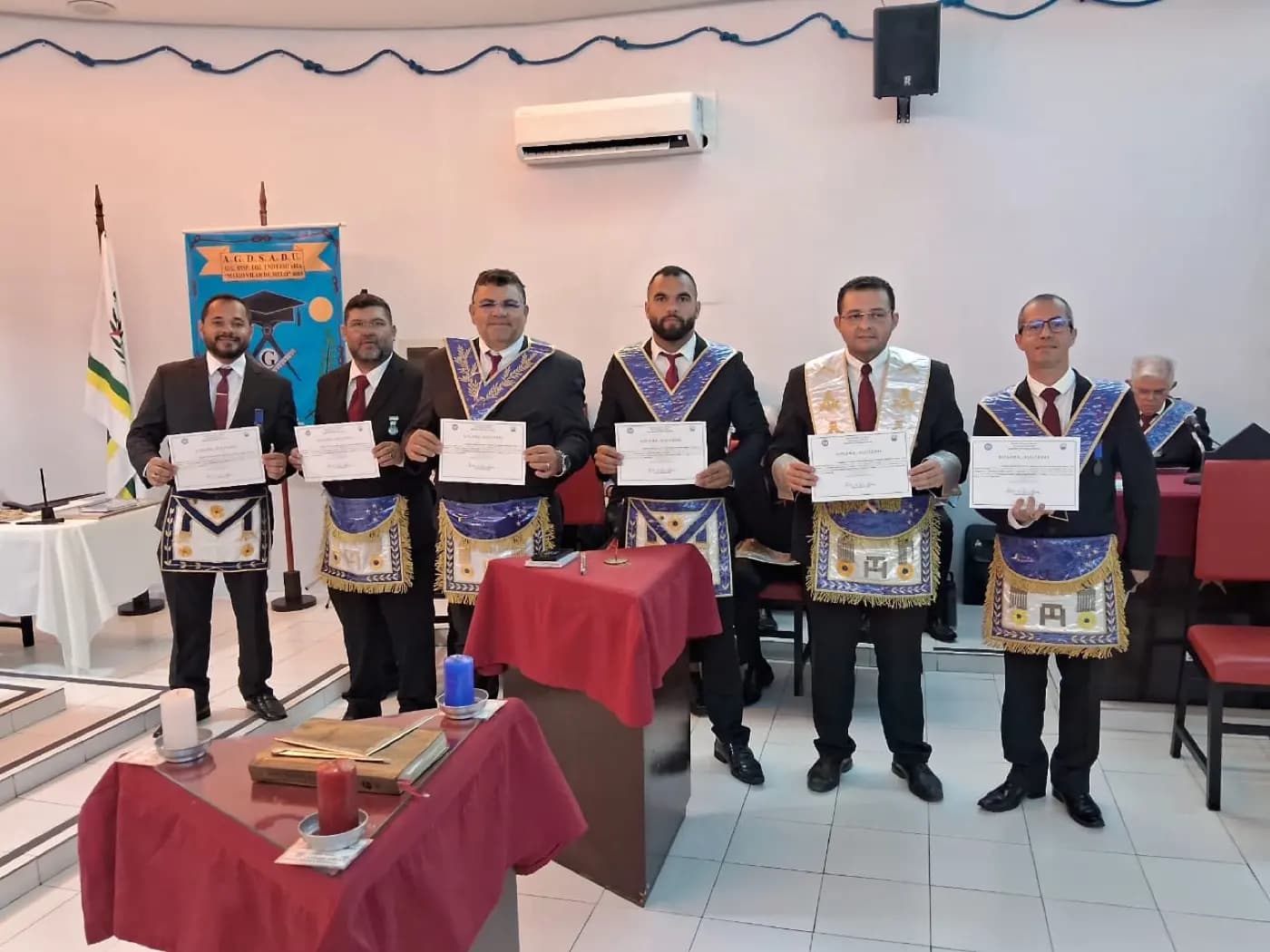 Registro fotográfico: SESSÃO MAGNA DE INSTALAÇÃO E POSSE DE VENERÁVEL MESTRE E POSSE DA NOVA DIRETORIA DA LOJA MAÇÔNICA UNIVERSITÁRIA MÁRIO VILAR DE MELO Nº 4.085, RITO BRASILEIRO, ORIENTE DE NATAL/RN, ELEITOS PARA O BIÊNIO 2025/2027.