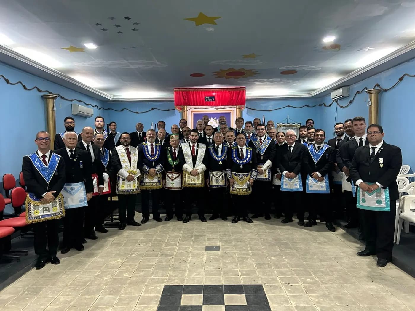 Registro fotográfico: SESSÃO MAGNA DE INSTALAÇÃO E POSSE DE VENERÁVEL MESTRE E POSSE DA NOVA DIRETORIA DA LOJA MAÇÔNICA UNIVERSITÁRIA POETA RENATO CALDAS, Nº 4.307, ORIENTE DE ASSU/RN, ELEITOS PARA O BIÊNIO 2025/2027.