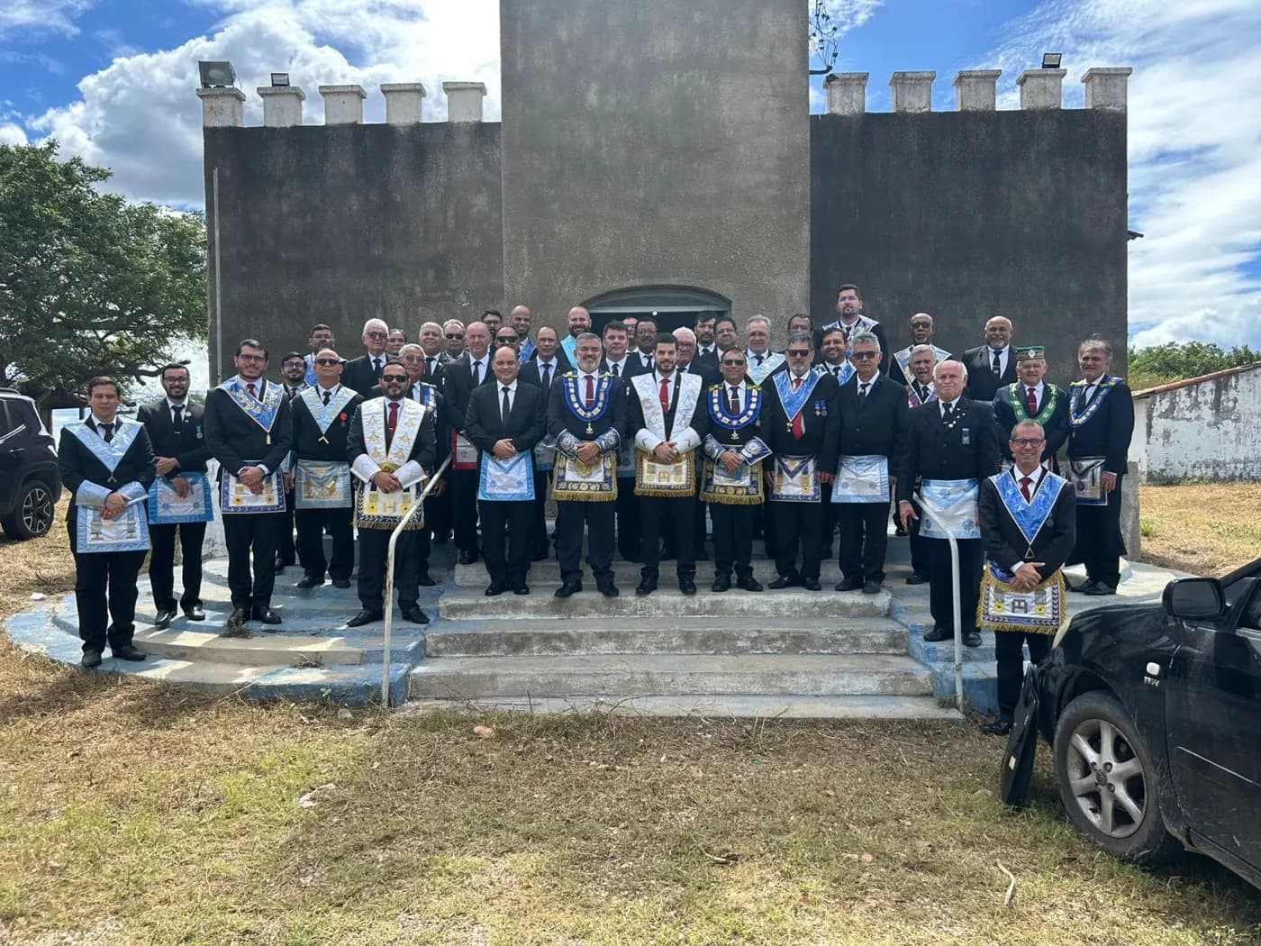 Registro fotográfico: SESSÃO MAGNA DE INSTALAÇÃO E POSSE DE VENERÁVEL MESTRE E POSSE DA NOVA DIRETORIA DA LOJA MAÇÔNICA UNIVERSITÁRIA POETA RENATO CALDAS, Nº 4.307, ORIENTE DE ASSU/RN, ELEITOS PARA O BIÊNIO 2025/2027.