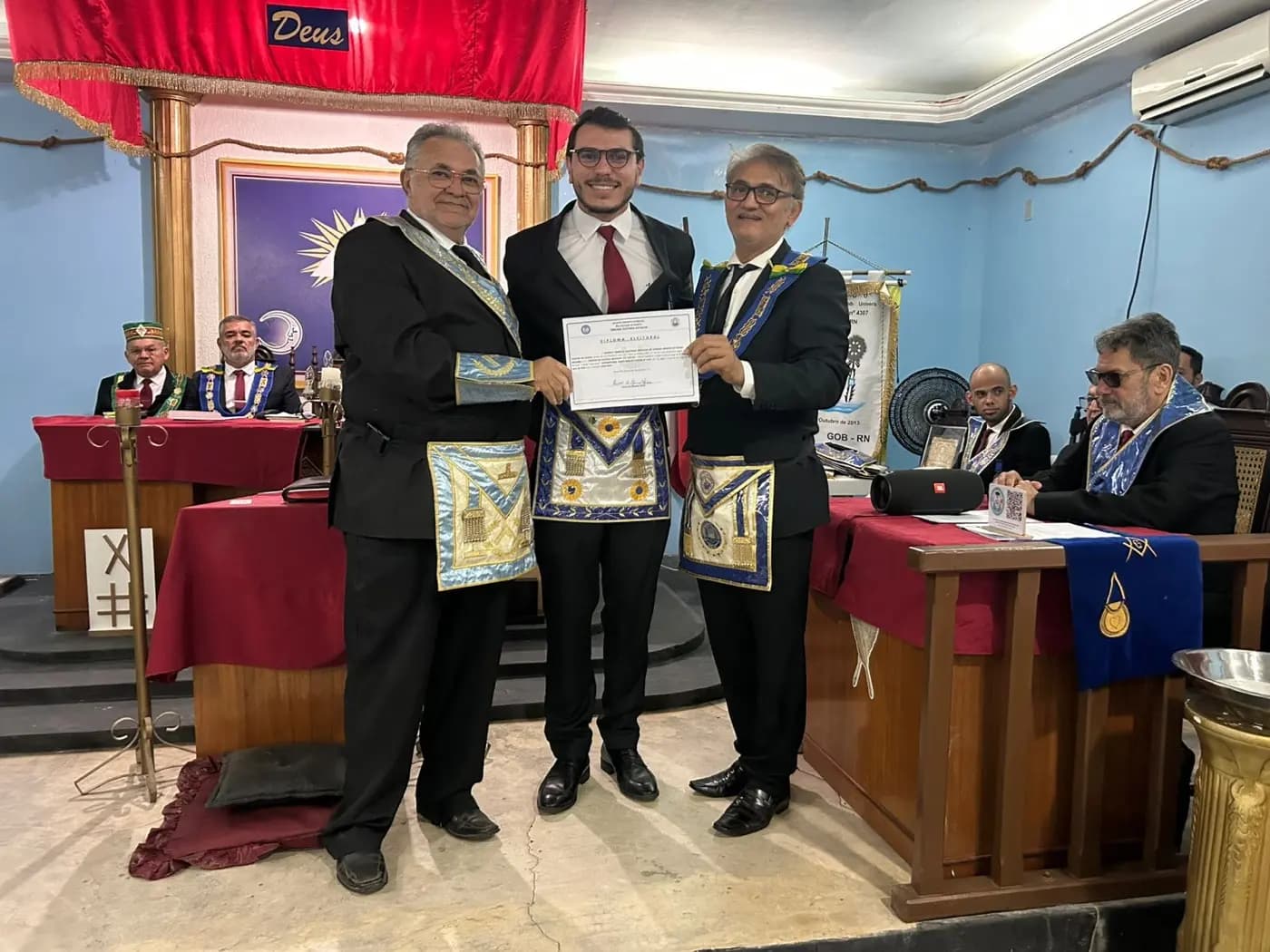 Registro fotográfico: SESSÃO MAGNA DE INSTALAÇÃO E POSSE DE VENERÁVEL MESTRE E POSSE DA NOVA DIRETORIA DA LOJA MAÇÔNICA UNIVERSITÁRIA POETA RENATO CALDAS, Nº 4.307, ORIENTE DE ASSU/RN, ELEITOS PARA O BIÊNIO 2025/2027.