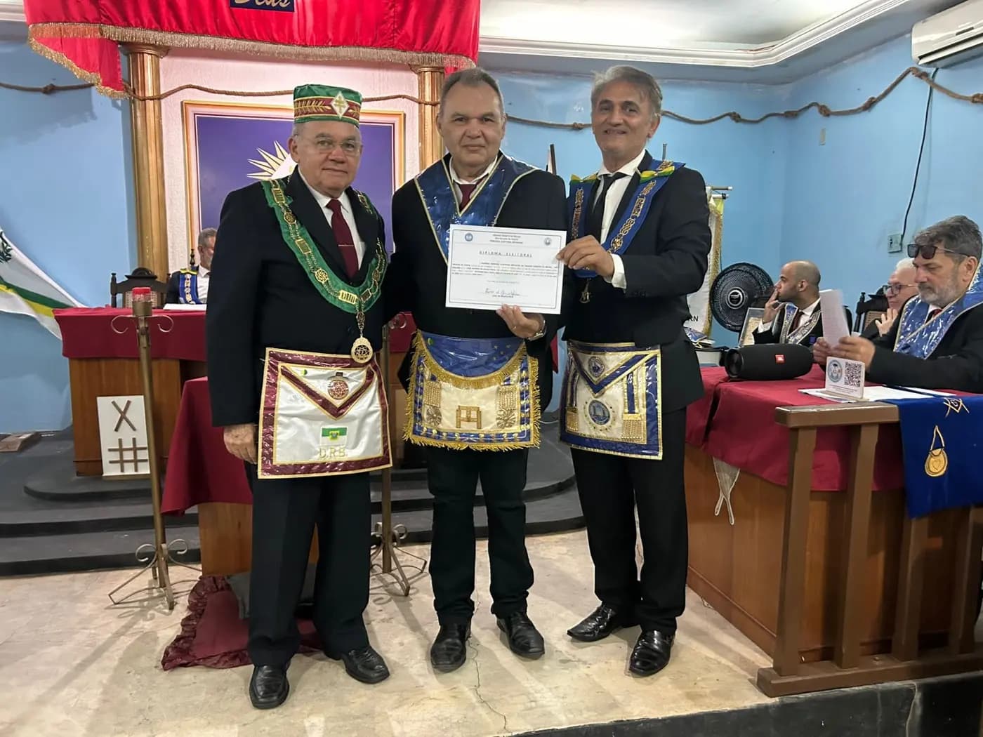 Registro fotográfico: SESSÃO MAGNA DE INSTALAÇÃO E POSSE DE VENERÁVEL MESTRE E POSSE DA NOVA DIRETORIA DA LOJA MAÇÔNICA UNIVERSITÁRIA POETA RENATO CALDAS, Nº 4.307, ORIENTE DE ASSU/RN, ELEITOS PARA O BIÊNIO 2025/2027.