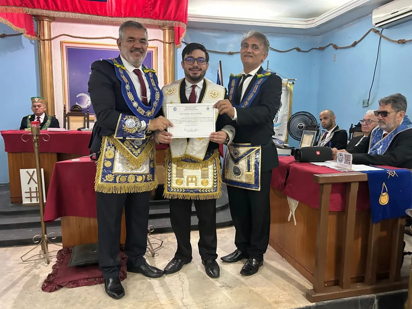 Registro fotográfico: SESSÃO MAGNA DE INSTALAÇÃO E POSSE DE VENERÁVEL MESTRE E POSSE DA NOVA DIRETORIA DA LOJA MAÇÔNICA UNIVERSITÁRIA POETA RENATO CALDAS, Nº 4.307, ORIENTE DE ASSU/RN, ELEITOS PARA O BIÊNIO 2025/2027.