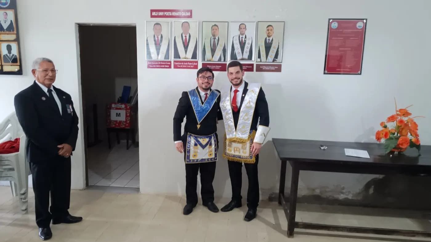 Registro fotográfico: SESSÃO MAGNA DE INSTALAÇÃO E POSSE DE VENERÁVEL MESTRE E POSSE DA NOVA DIRETORIA DA LOJA MAÇÔNICA UNIVERSITÁRIA POETA RENATO CALDAS, Nº 4.307, ORIENTE DE ASSU/RN, ELEITOS PARA O BIÊNIO 2025/2027.