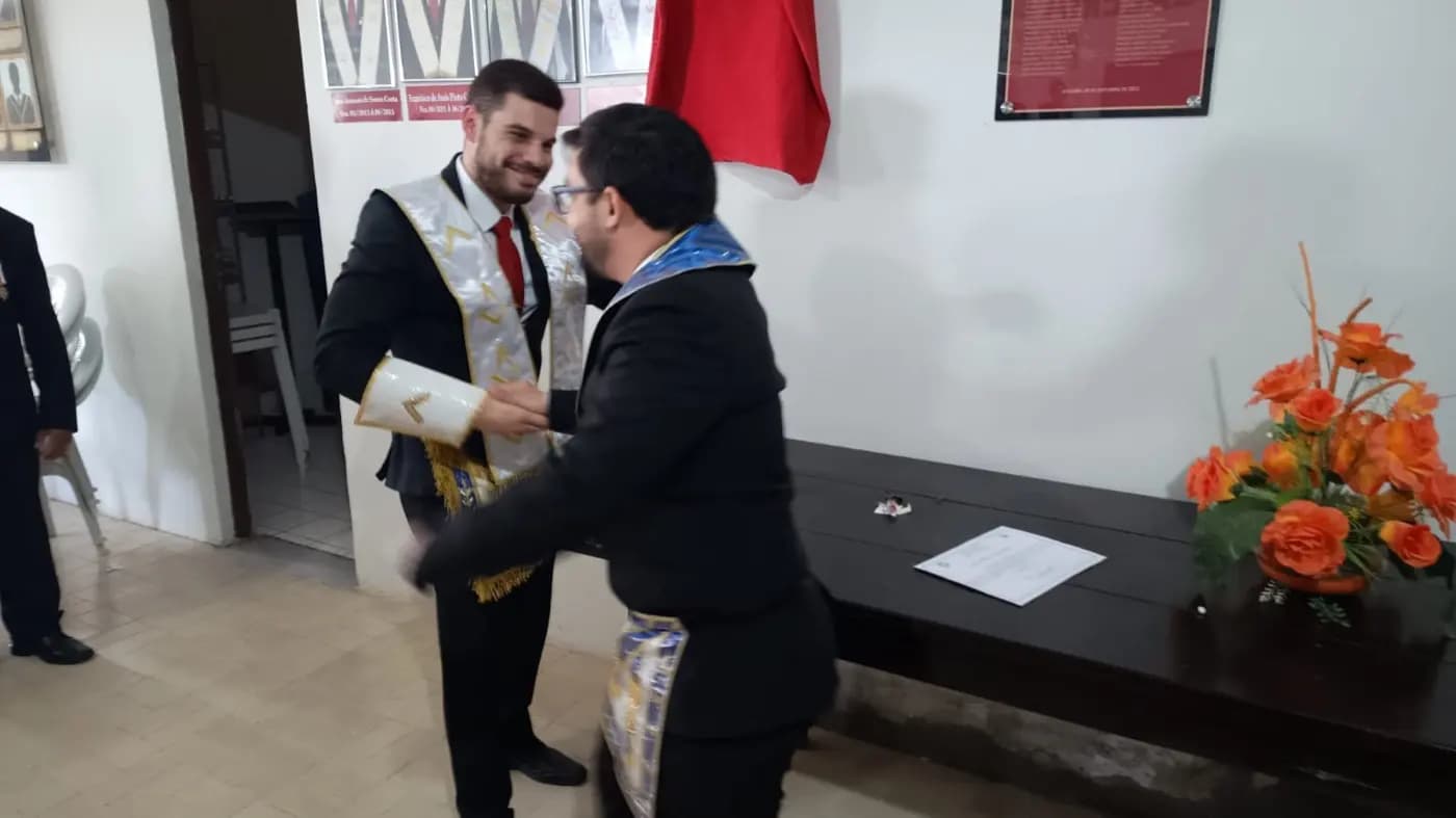 Registro fotográfico: SESSÃO MAGNA DE INSTALAÇÃO E POSSE DE VENERÁVEL MESTRE E POSSE DA NOVA DIRETORIA DA LOJA MAÇÔNICA UNIVERSITÁRIA POETA RENATO CALDAS, Nº 4.307, ORIENTE DE ASSU/RN, ELEITOS PARA O BIÊNIO 2025/2027.