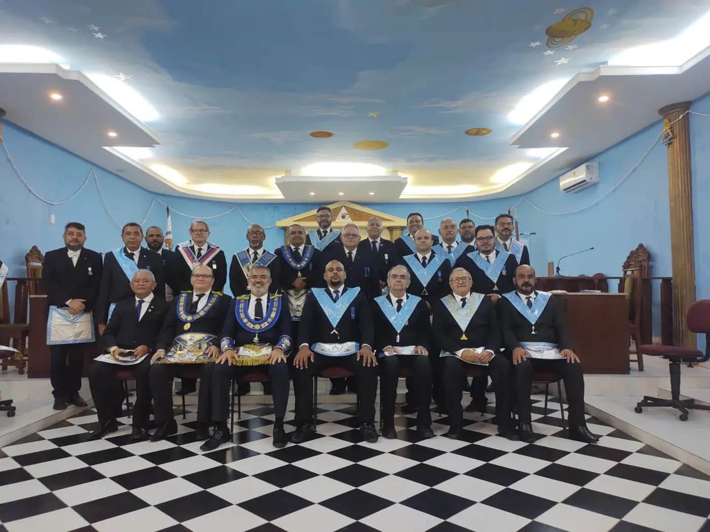 Registro fotográfico: SESSÃO MAGNA DE INSTALAÇÃO E POSSE DE VENERÁVEL MESTRE E POSSE DA NOVA DIRETORIA DA LOJA MAÇÔNICA AURORA DO ORIENTE Nº 3269, RITO MODERNO, ORIENTE DE PARNAMIRIM-RN, ELEITOS PARA O BIÊNIO 2025/2027.