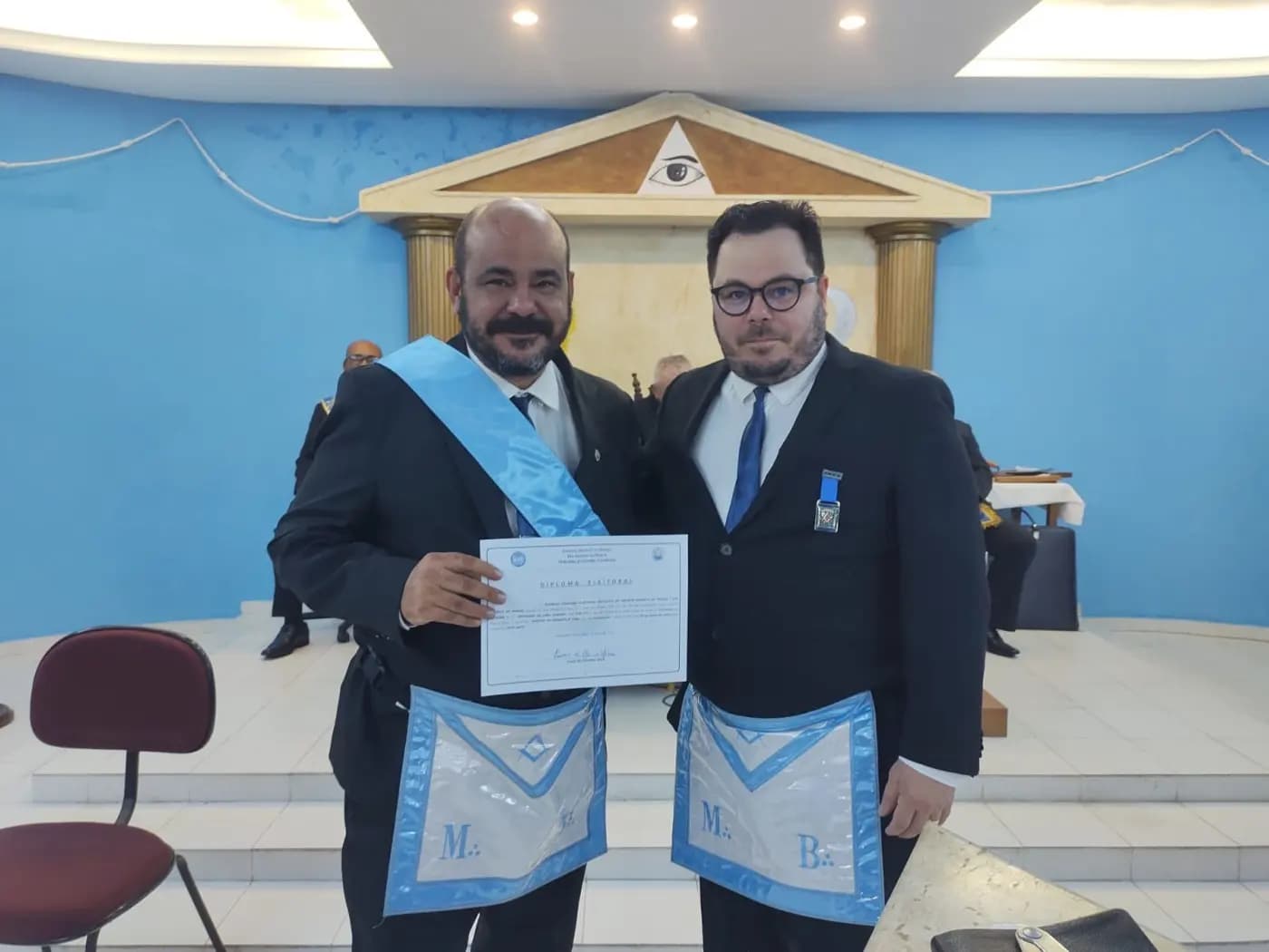 Registro fotográfico: SESSÃO MAGNA DE INSTALAÇÃO E POSSE DE VENERÁVEL MESTRE E POSSE DA NOVA DIRETORIA DA LOJA MAÇÔNICA AURORA DO ORIENTE Nº 3269, RITO MODERNO, ORIENTE DE PARNAMIRIM-RN, ELEITOS PARA O BIÊNIO 2025/2027.