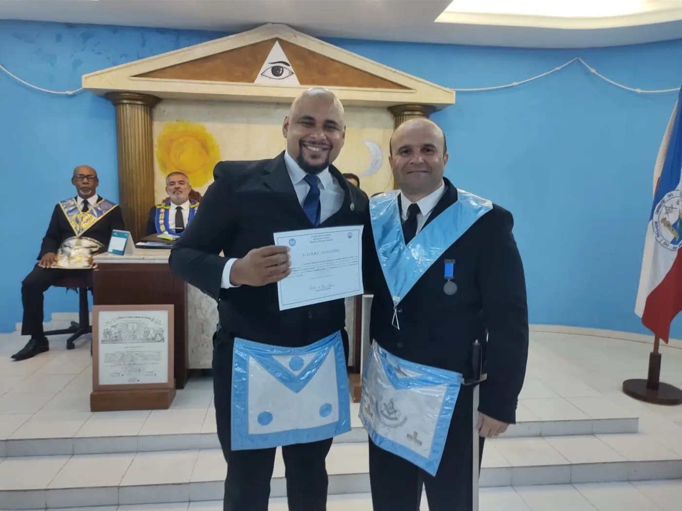 Registro fotográfico: SESSÃO MAGNA DE INSTALAÇÃO E POSSE DE VENERÁVEL MESTRE E POSSE DA NOVA DIRETORIA DA LOJA MAÇÔNICA AURORA DO ORIENTE Nº 3269, RITO MODERNO, ORIENTE DE PARNAMIRIM-RN, ELEITOS PARA O BIÊNIO 2025/2027.