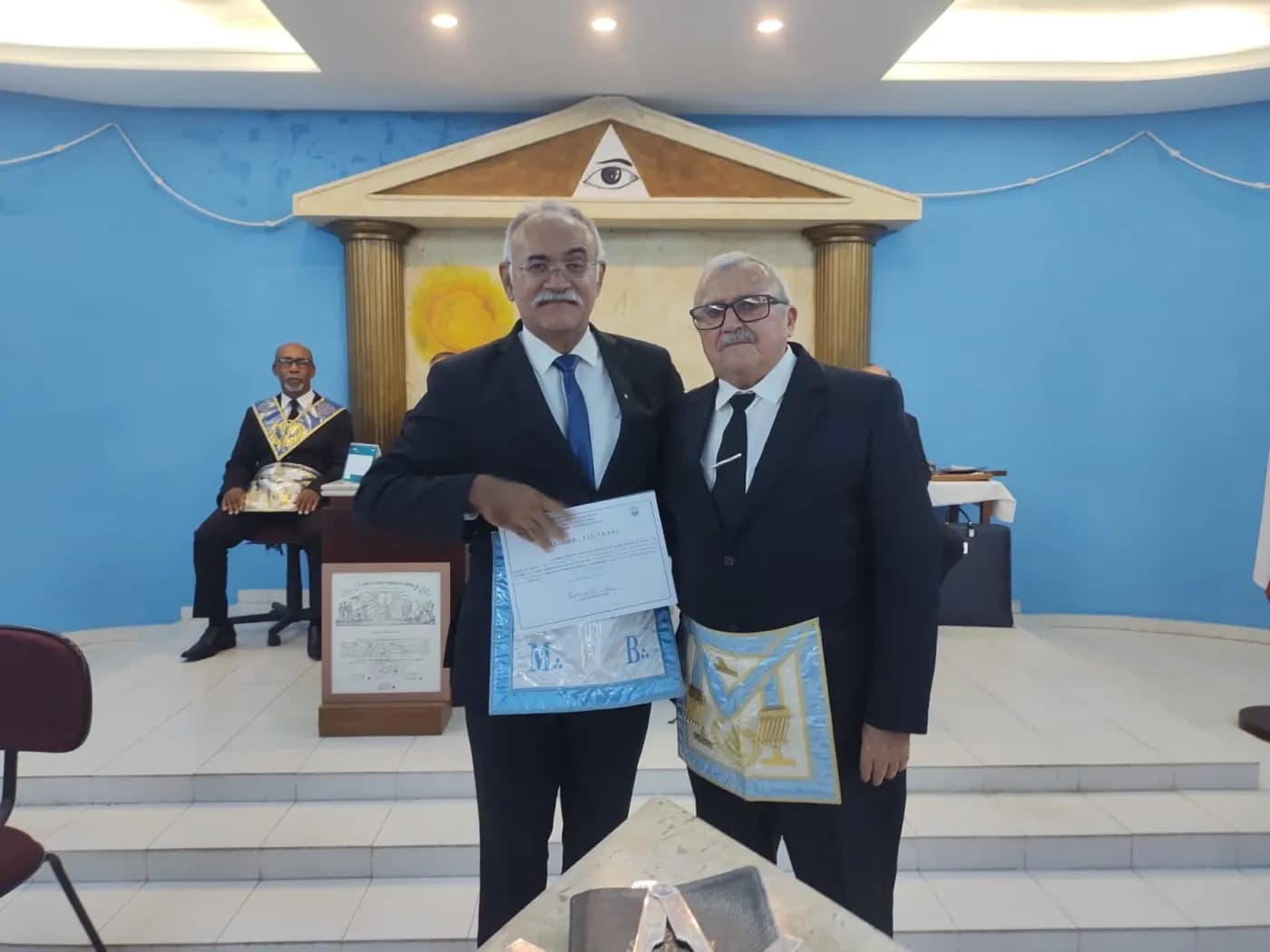 Registro fotográfico: SESSÃO MAGNA DE INSTALAÇÃO E POSSE DE VENERÁVEL MESTRE E POSSE DA NOVA DIRETORIA DA LOJA MAÇÔNICA AURORA DO ORIENTE Nº 3269, RITO MODERNO, ORIENTE DE PARNAMIRIM-RN, ELEITOS PARA O BIÊNIO 2025/2027.