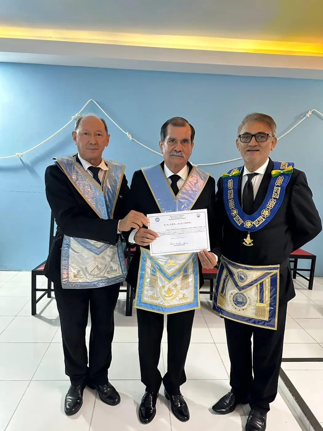 Registro fotográfico: SESSÃO MAGNA DE REASSUNÇÃO E POSSE DE VENERÁVEL MESTRE E POSSE DA NOVA DIRETORIA DA LOJA MAÇÔNICA LIBERDADE E JUSTIÇA N° 2.340, ORIENTE DE PARNAMIRIM/RN, ELEITOS PARA O BIÊNIO 2025/2027.