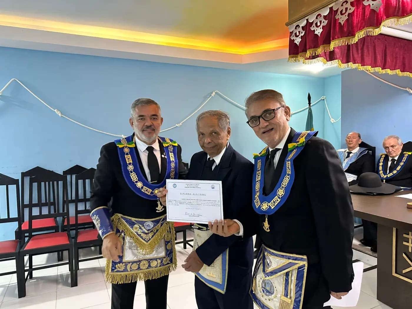 Registro fotográfico: SESSÃO MAGNA DE REASSUNÇÃO E POSSE DE VENERÁVEL MESTRE E POSSE DA NOVA DIRETORIA DA LOJA MAÇÔNICA LIBERDADE E JUSTIÇA N° 2.340, ORIENTE DE PARNAMIRIM/RN, ELEITOS PARA O BIÊNIO 2025/2027.