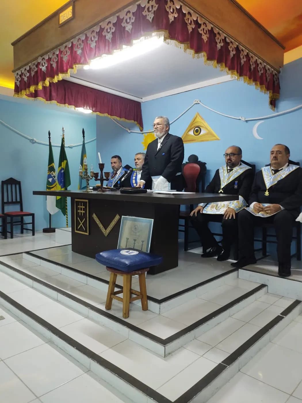 Registro fotográfico: SESSÃO MAGNA DE INSTALAÇÃO E POSSE DE VENERÁVEL MESTRE E POSSE DA NOVA DIRETORIA DA LOJA MAÇÔNICA LUIZ GONZAGA DO NASCIMENTO Nº 4.567, ORIENTE DE PARNAMIRIML-RN, ELEITOS PARA O BIÊNIO 2025/2027.