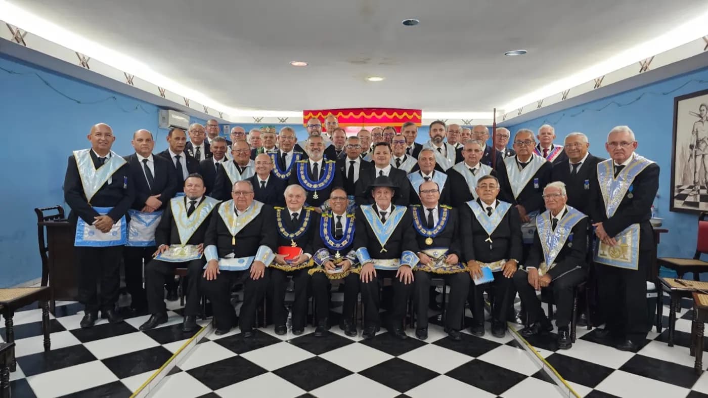 Registro fotográfico: SESSÃO MAGNA DE INSTALAÇÃO E POSSE DE VENERÁVEL MESTRE E POSSE DA NOVA DIRETORIA DA LOJA MAÇÔNICA FRATERNIDADE E JUSTIÇA Nº 1.757, ORIENTE DE CURRAIS NOVOS-RN, ELEITOS PARA O BIÊNIO 2025/2027.