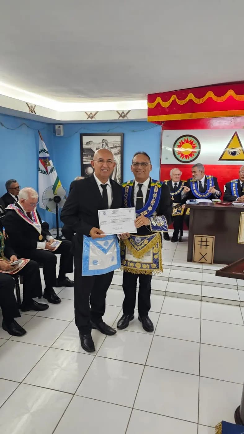 Registro fotográfico: SESSÃO MAGNA DE INSTALAÇÃO E POSSE DE VENERÁVEL MESTRE E POSSE DA NOVA DIRETORIA DA LOJA MAÇÔNICA FRATERNIDADE E JUSTIÇA Nº 1.757, ORIENTE DE CURRAIS NOVOS-RN, ELEITOS PARA O BIÊNIO 2025/2027.